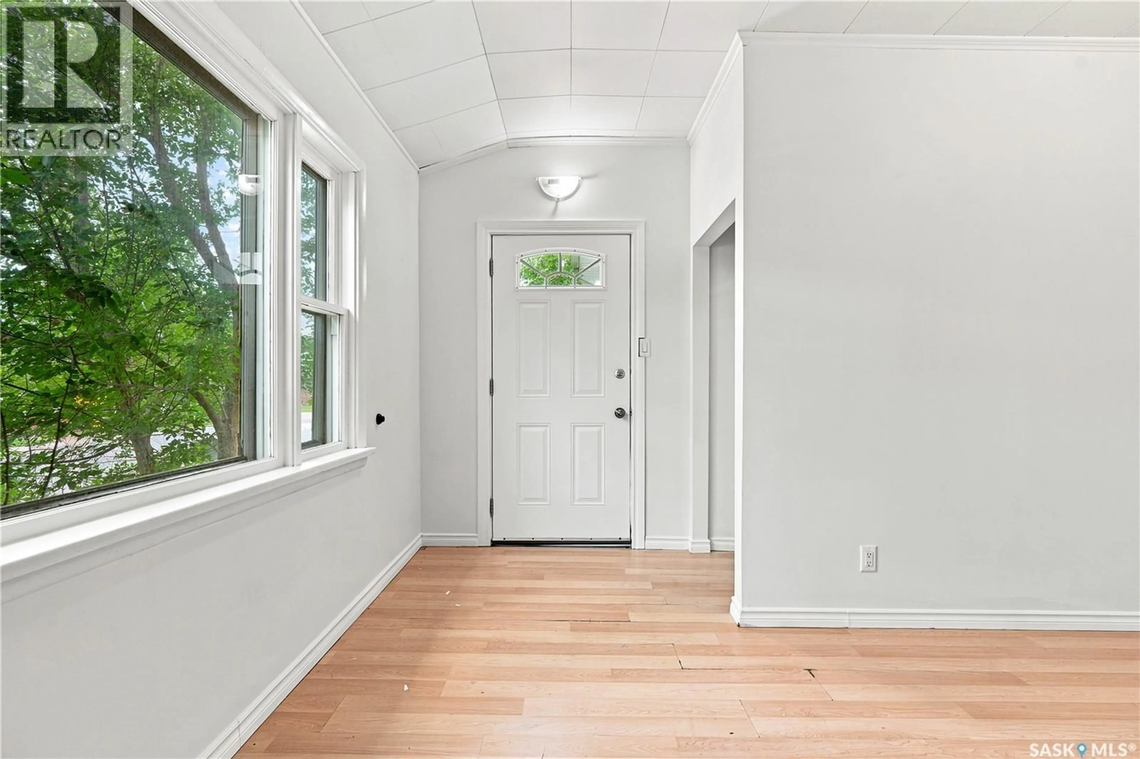 Indoor entryway for 209 T AVENUE, Saskatoon Saskatchewan S7L3B1