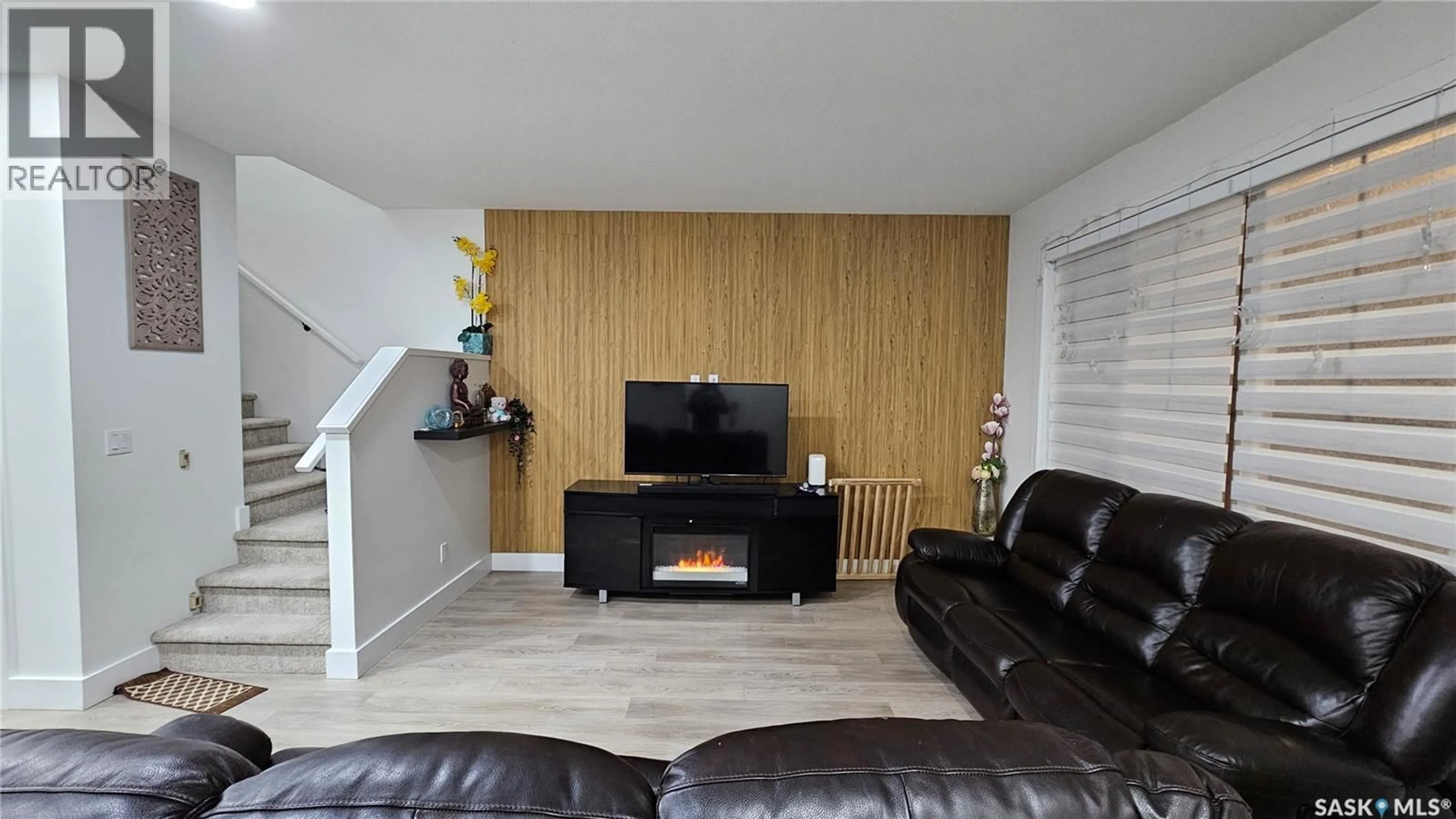 Living room with furniture, wood/laminate floor for 148 ROSEWOOD BOULEVARD, Saskatoon Saskatchewan S7V0Y9