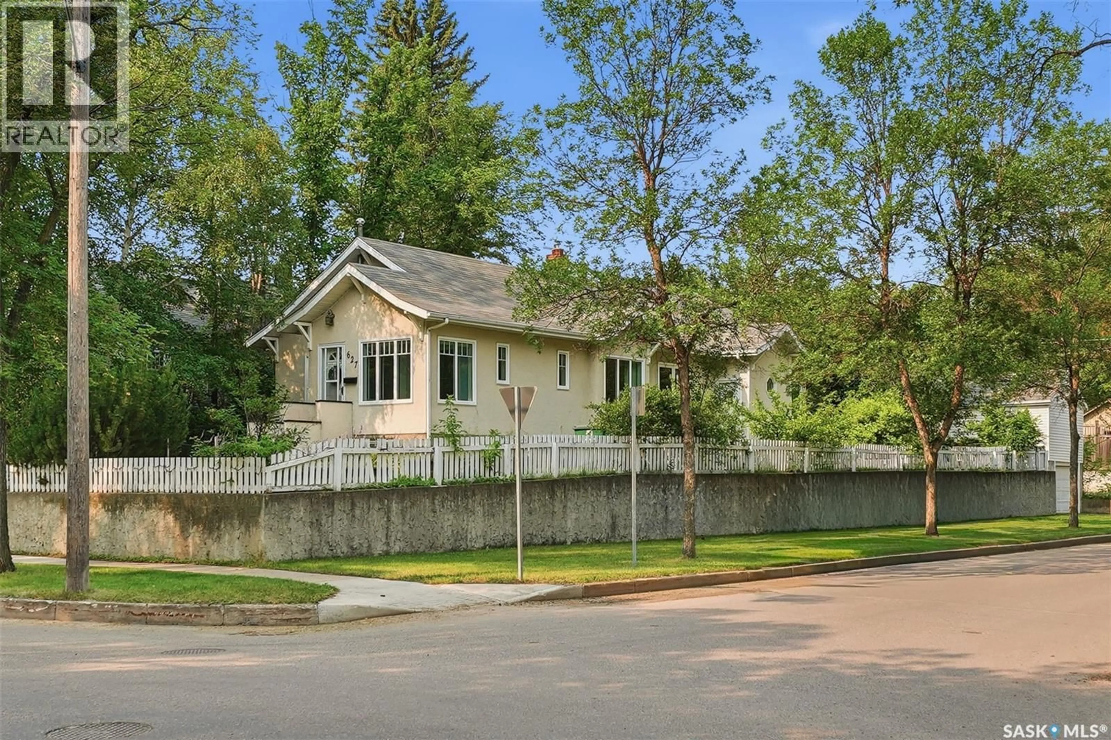 Patio, street for 627 9TH AVENUE, Saskatoon Saskatchewan S7K2Y6