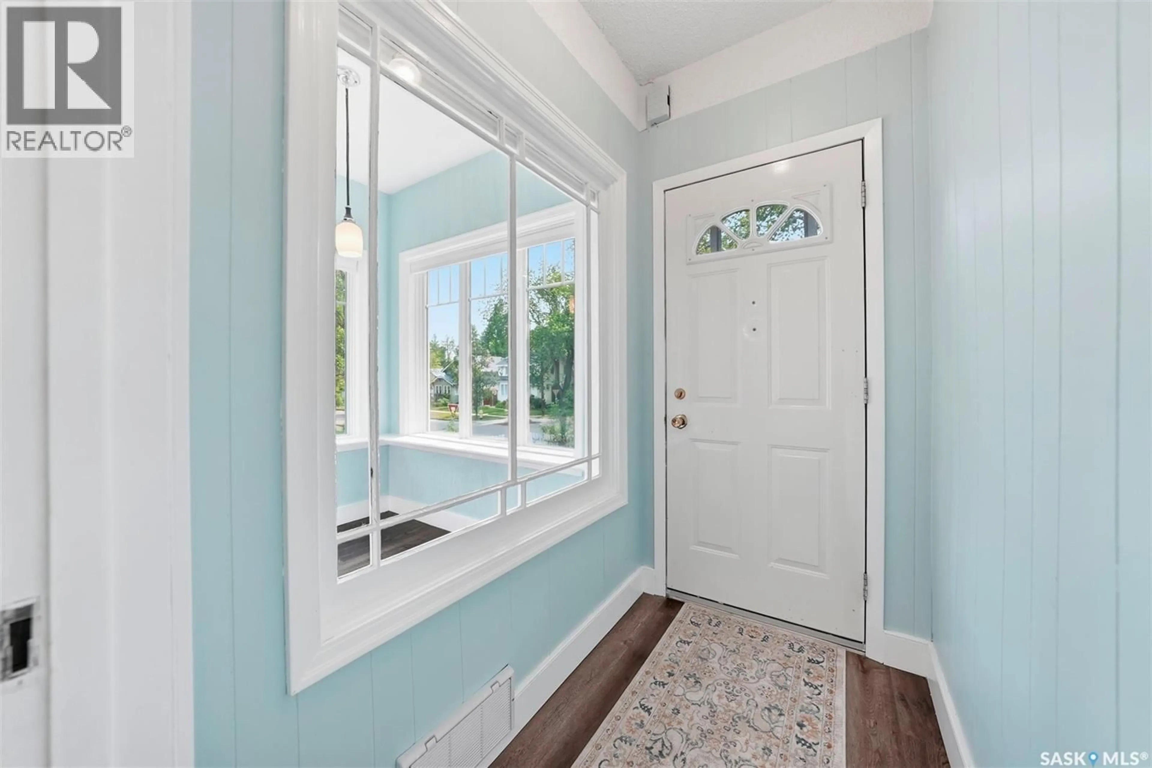 Indoor entryway for 627 9TH AVENUE, Saskatoon Saskatchewan S7K2Y6