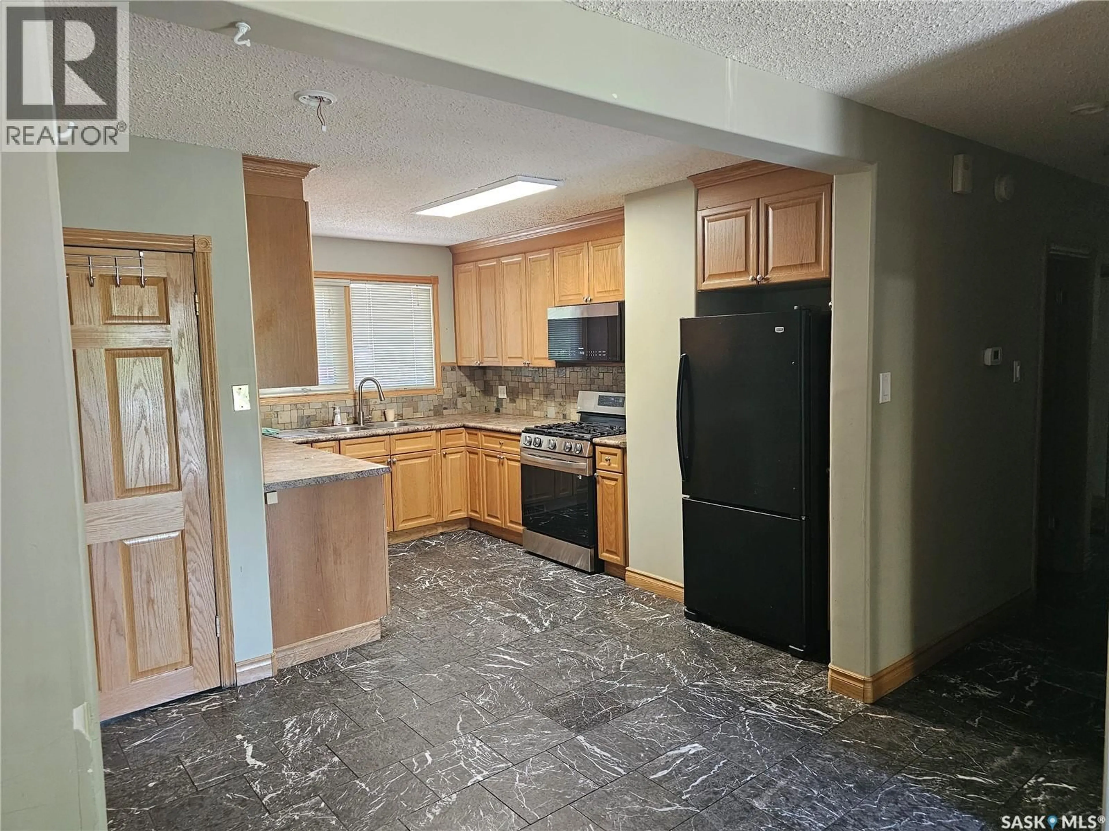 Standard kitchen, ceramic/tile floor for 2018 MORGAN AVENUE, Saskatoon Saskatchewan S7J2E1