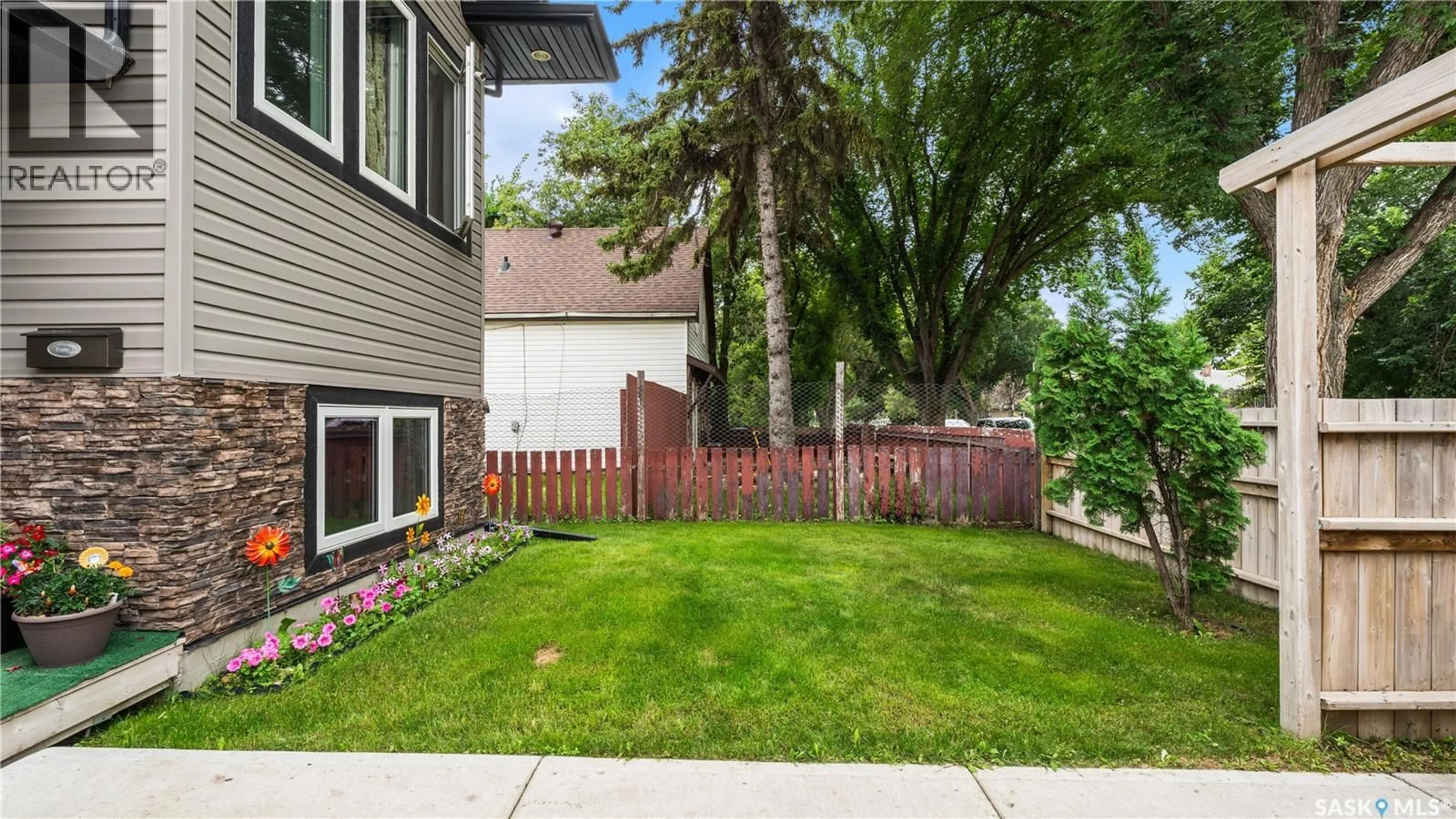 Patio, street for 110 S AVENUE S, Saskatoon Saskatchewan S7M2Z6