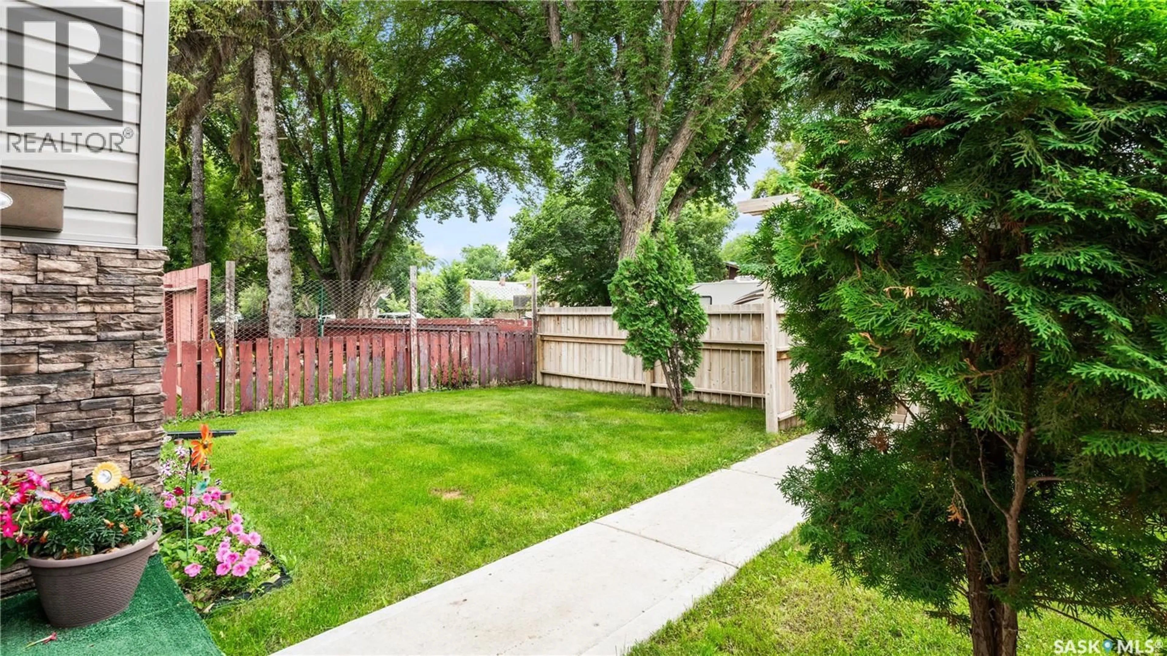 Patio, street for 110 S AVENUE S, Saskatoon Saskatchewan S7M2Z6