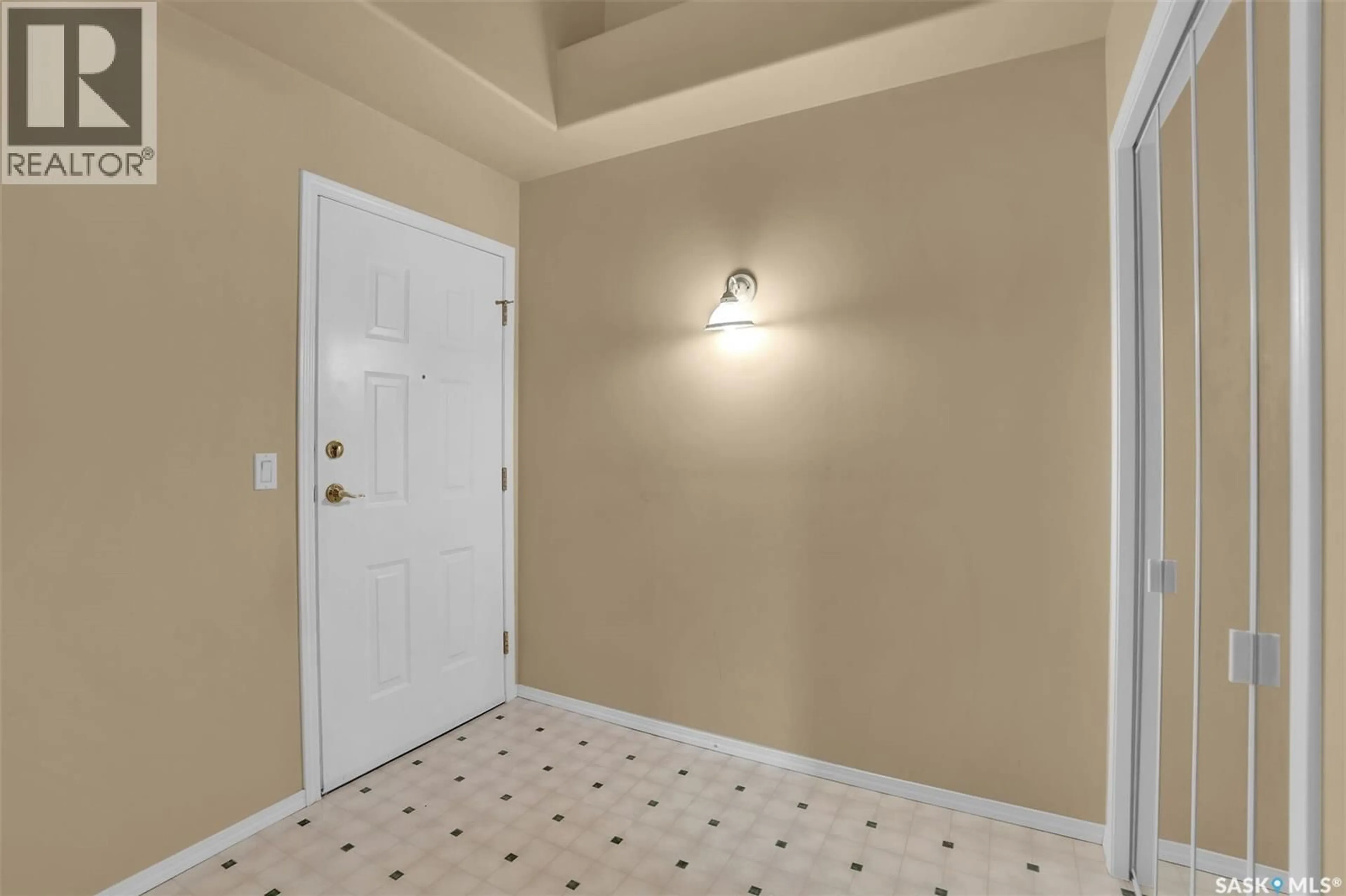 Indoor entryway for 403 2217 ANGUS STREET, Regina Saskatchewan S4T2A3
