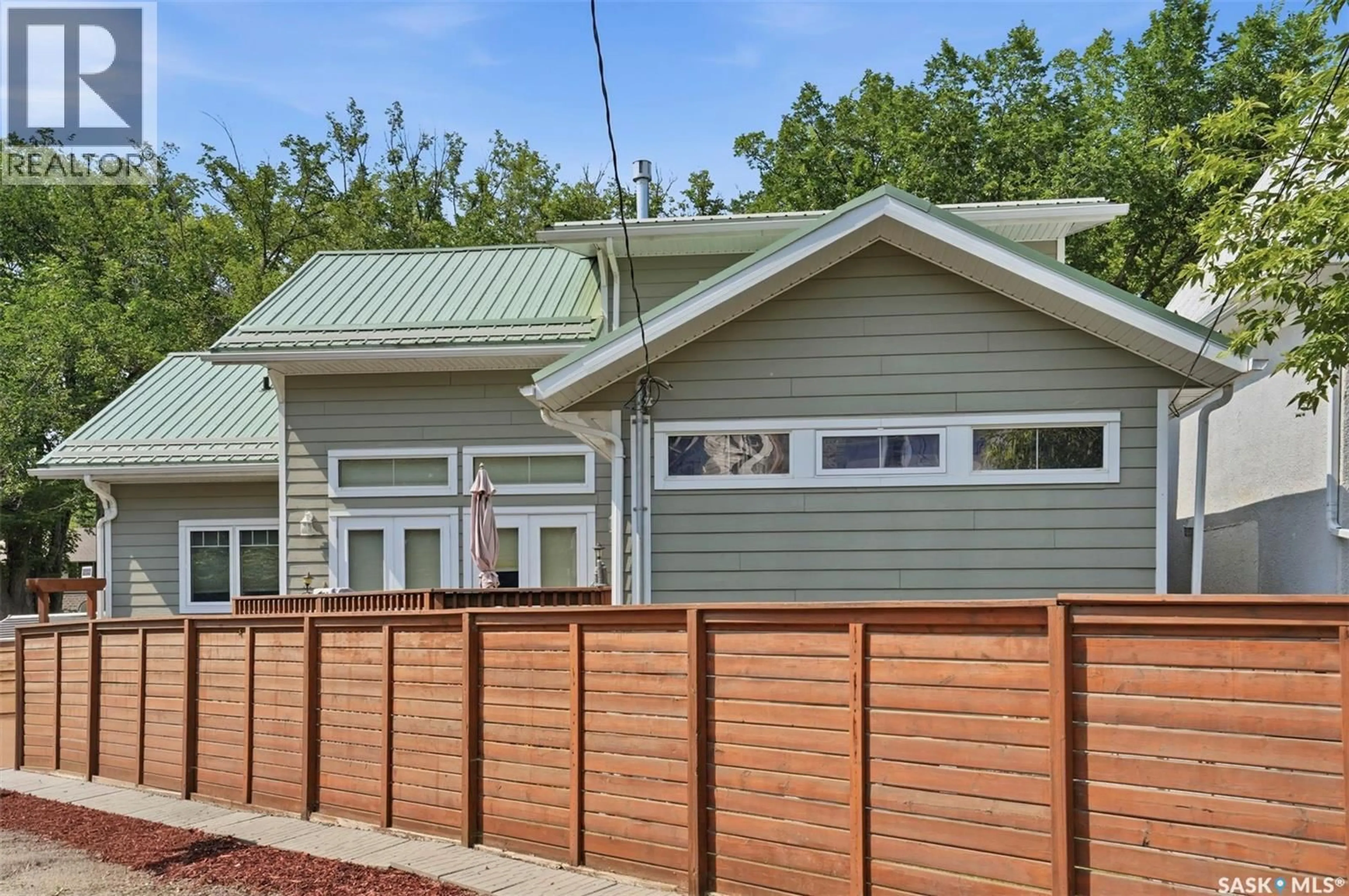 Home with vinyl exterior material, street for 916 TEMPERANCE STREET, Saskatoon Saskatchewan S7N0N4