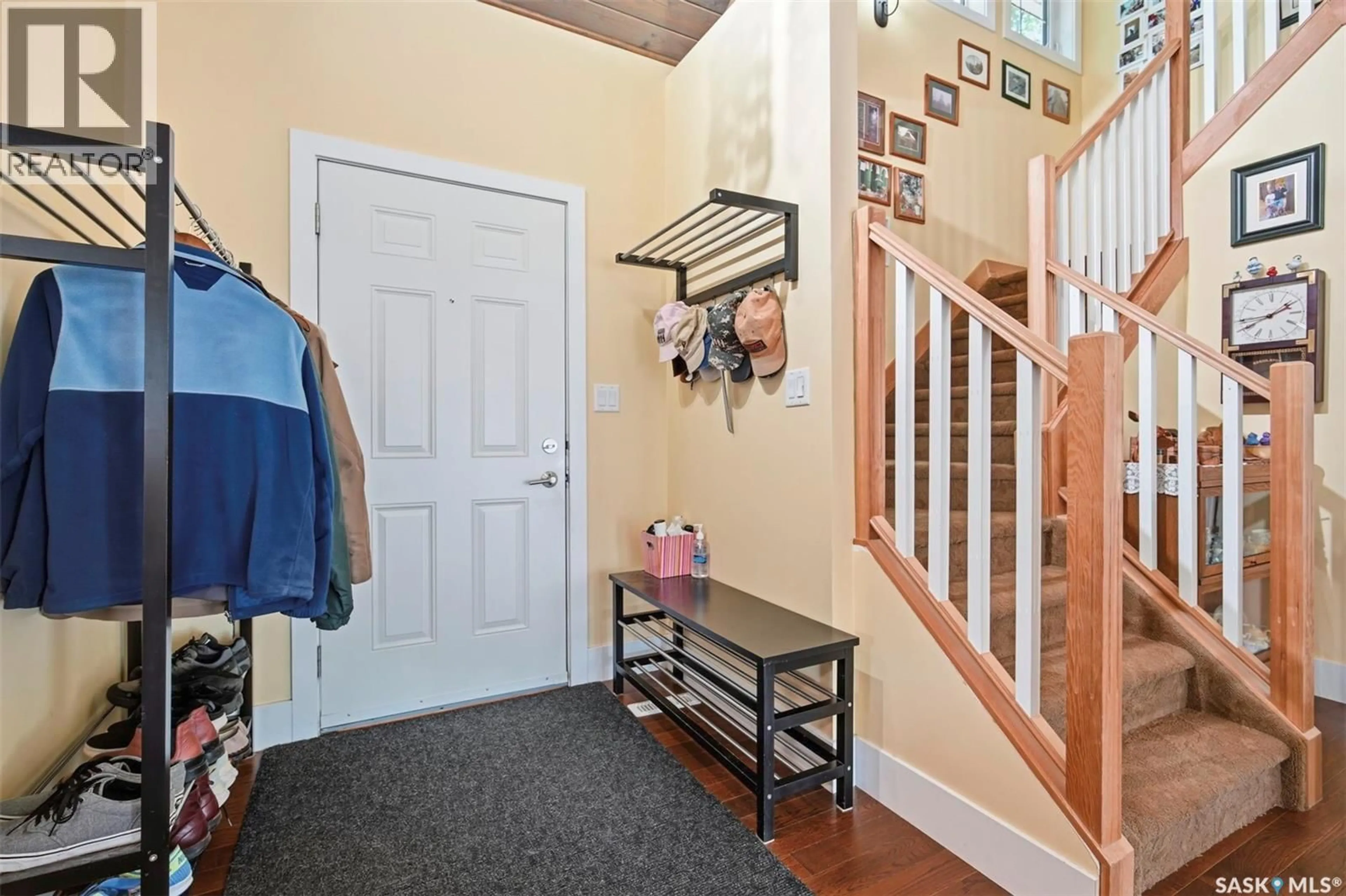 Indoor foyer for 916 TEMPERANCE STREET, Saskatoon Saskatchewan S7N0N4