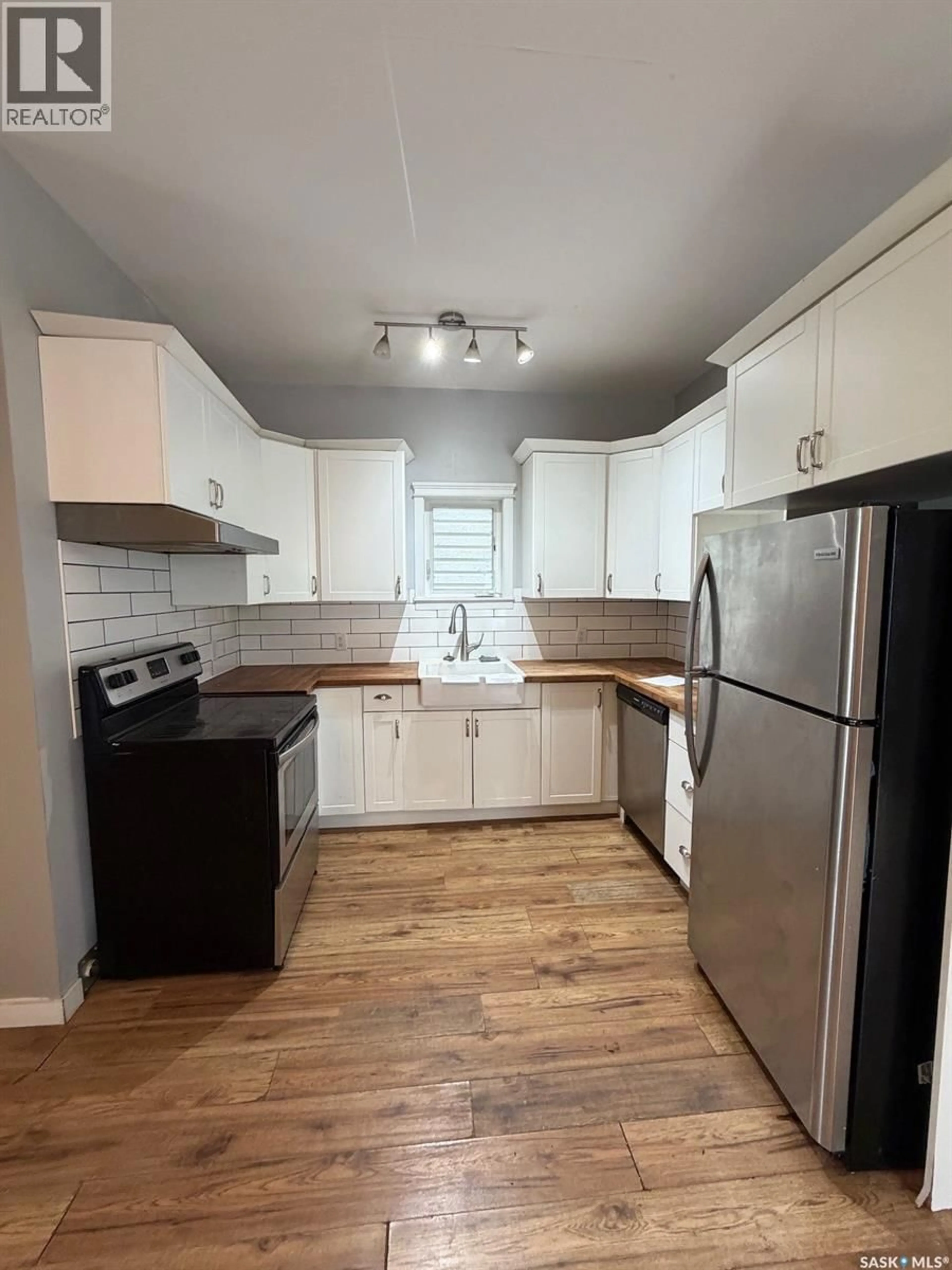 Standard kitchen, wood/laminate floor for 1313 G AVENUE, Saskatoon Saskatchewan S7L2A6