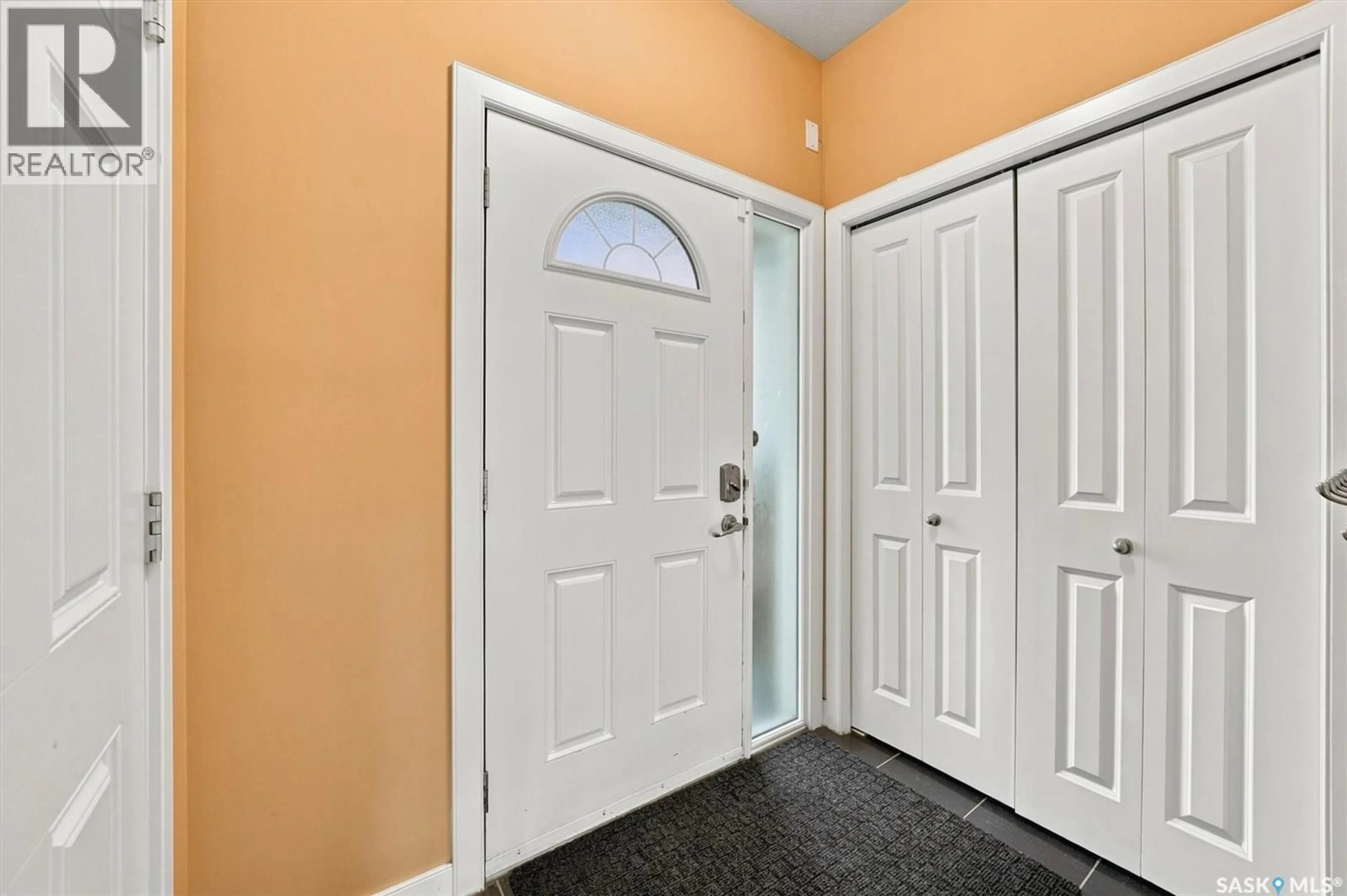 Indoor entryway for 32 215 HAMPTON GREEN, Saskatoon Saskatchewan S7R0G7
