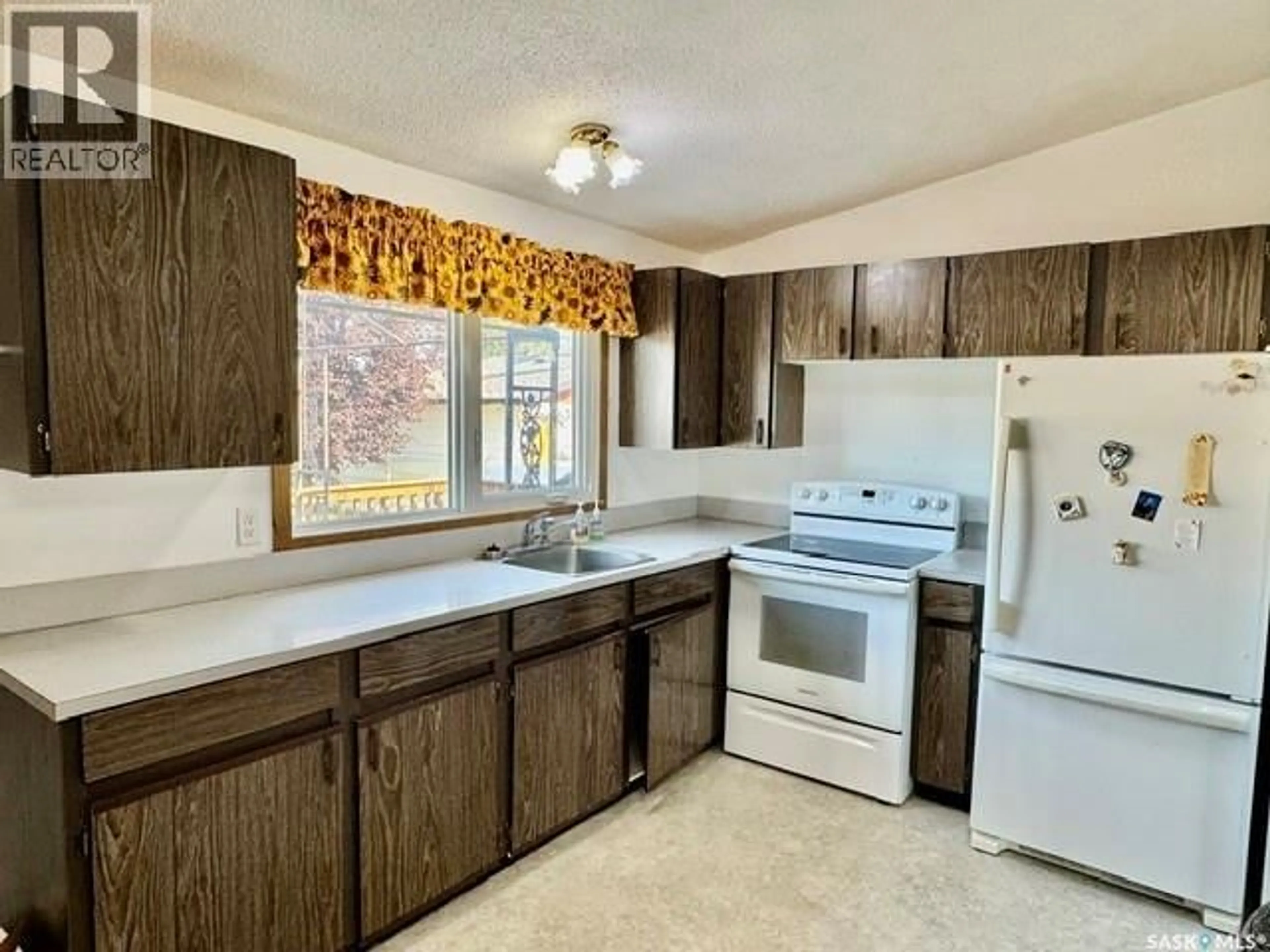 Standard kitchen, unknown for 520 3RD STREET, Humboldt Saskatchewan S0K2A0