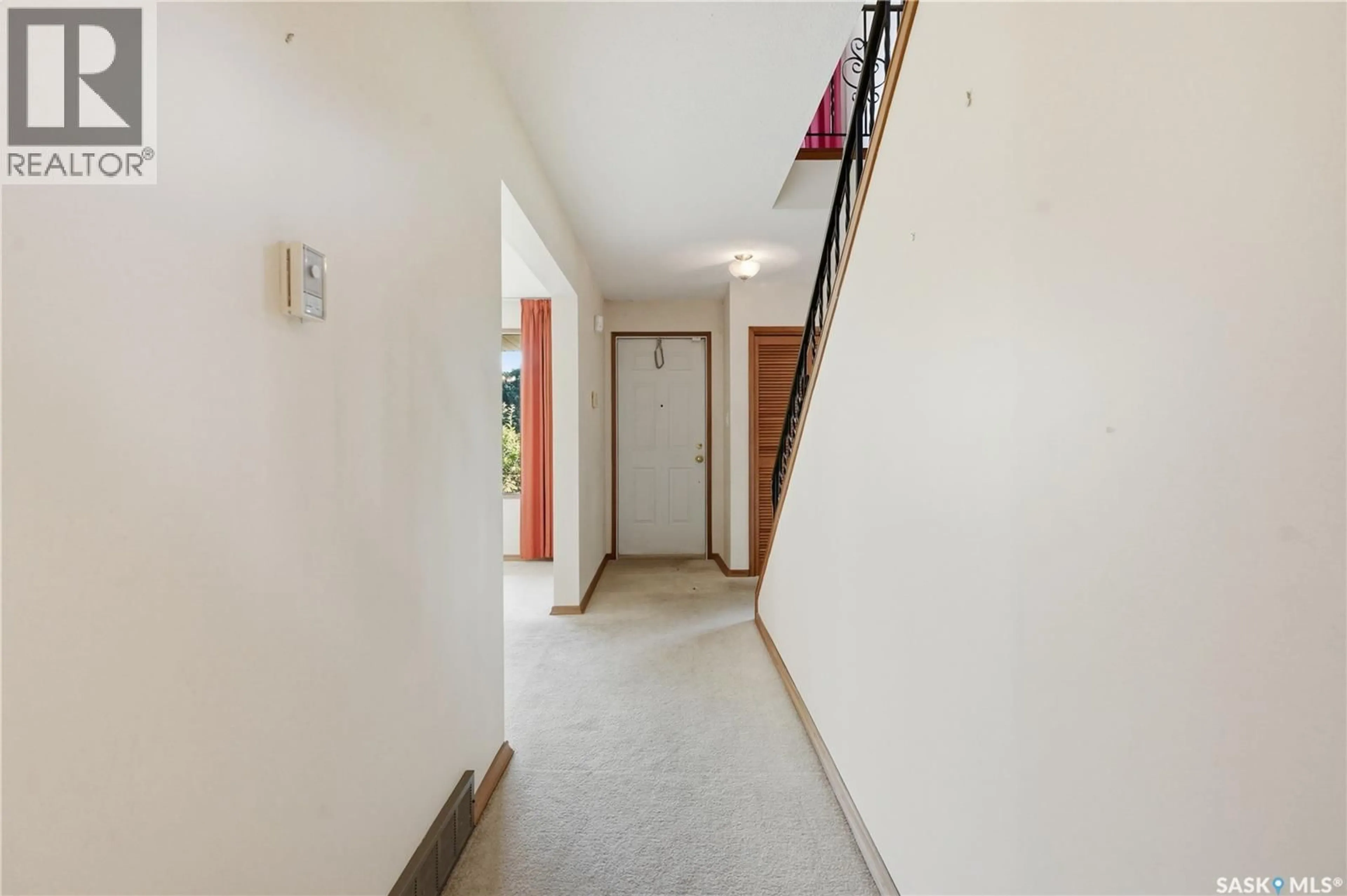 Indoor foyer for 78 HARVARD CRESCENT, Saskatoon Saskatchewan S7H3R1