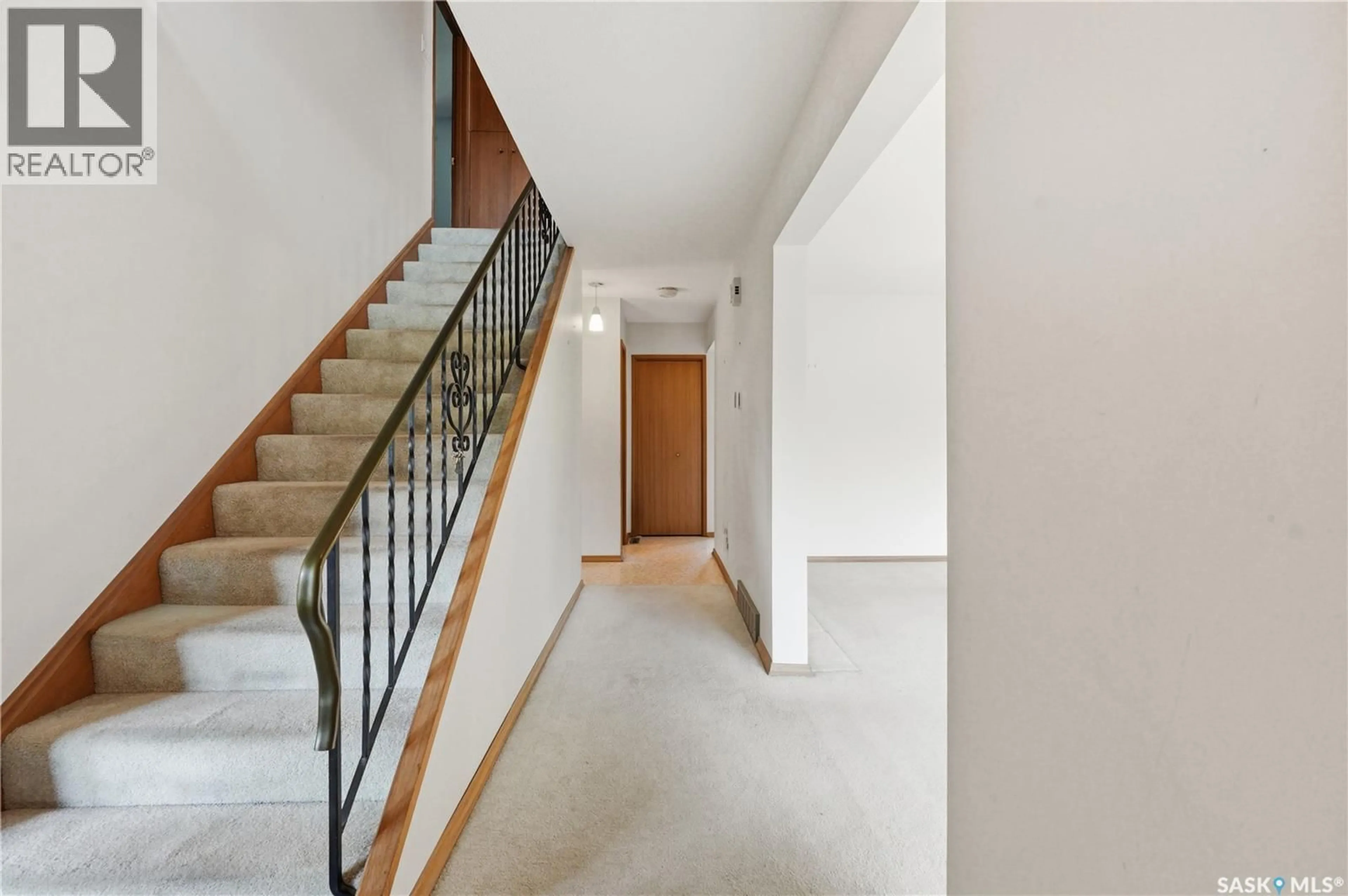 Indoor foyer for 78 HARVARD CRESCENT, Saskatoon Saskatchewan S7H3R1