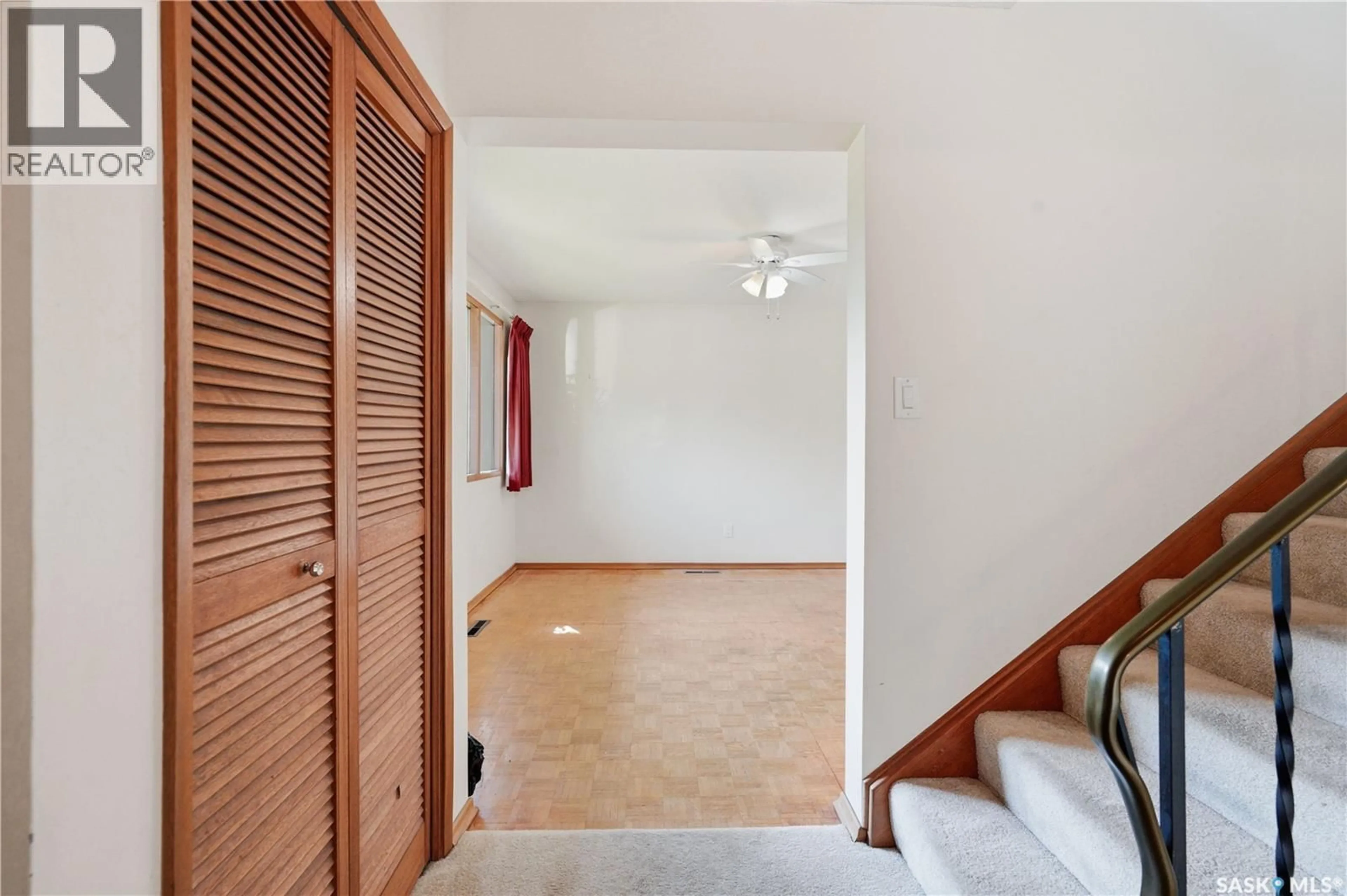 Indoor foyer for 78 HARVARD CRESCENT, Saskatoon Saskatchewan S7H3R1