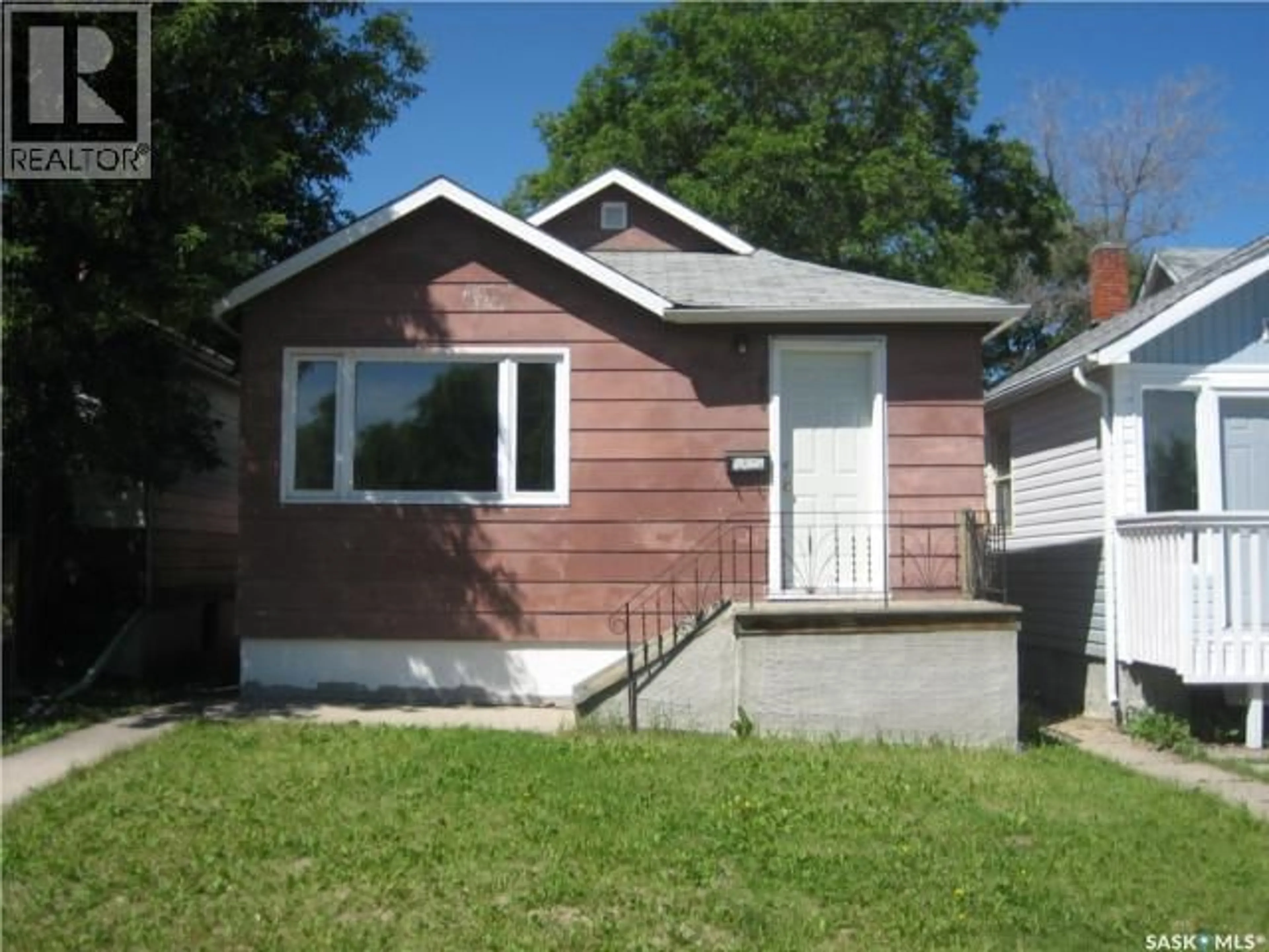 Home with vinyl exterior material, street for 914 RETALLACK STREET, Regina Saskatchewan S4T2H1