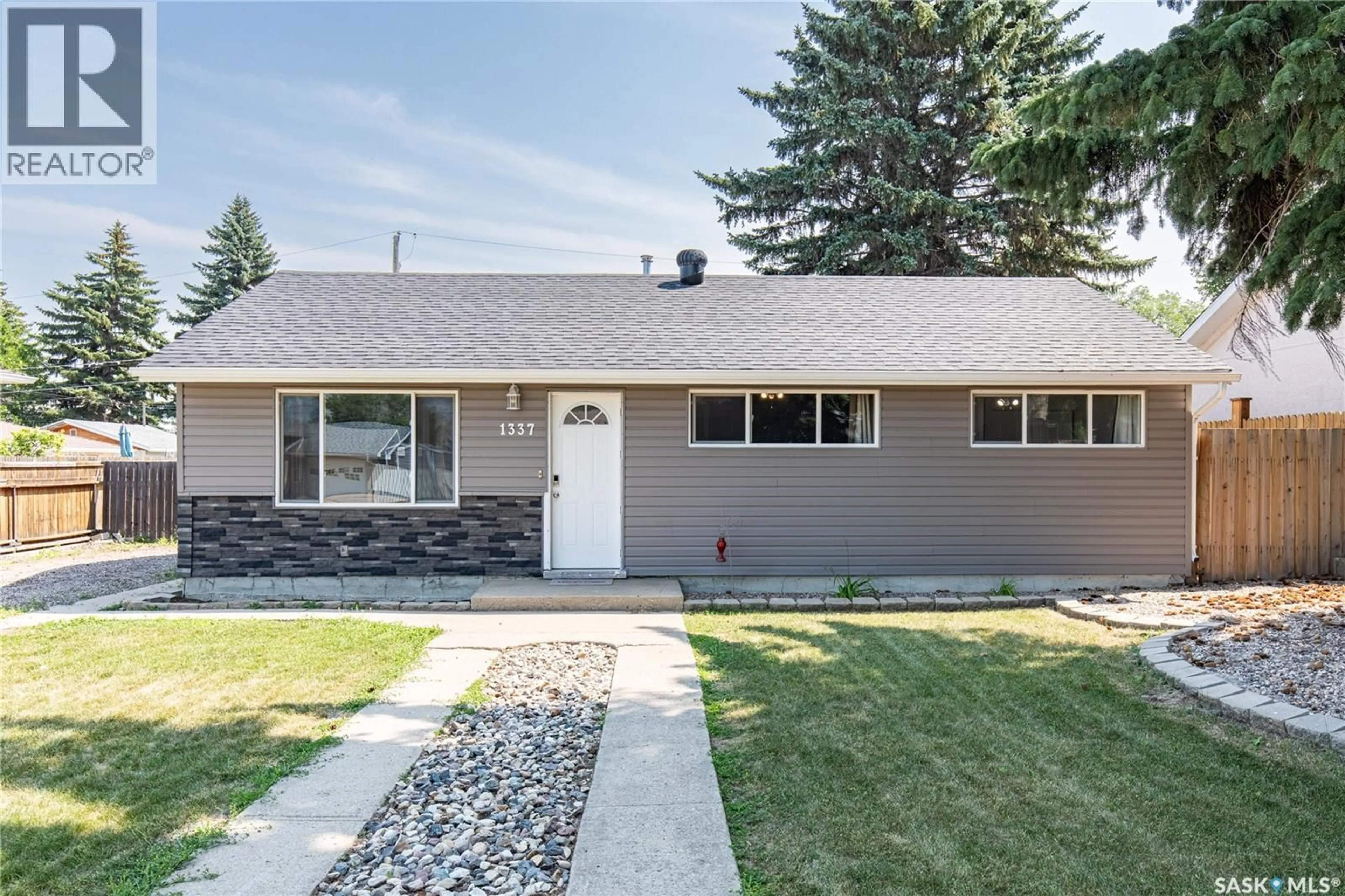 Home with vinyl exterior material, street for 1337 7TH AVENUE, Moose Jaw Saskatchewan S6H4C8