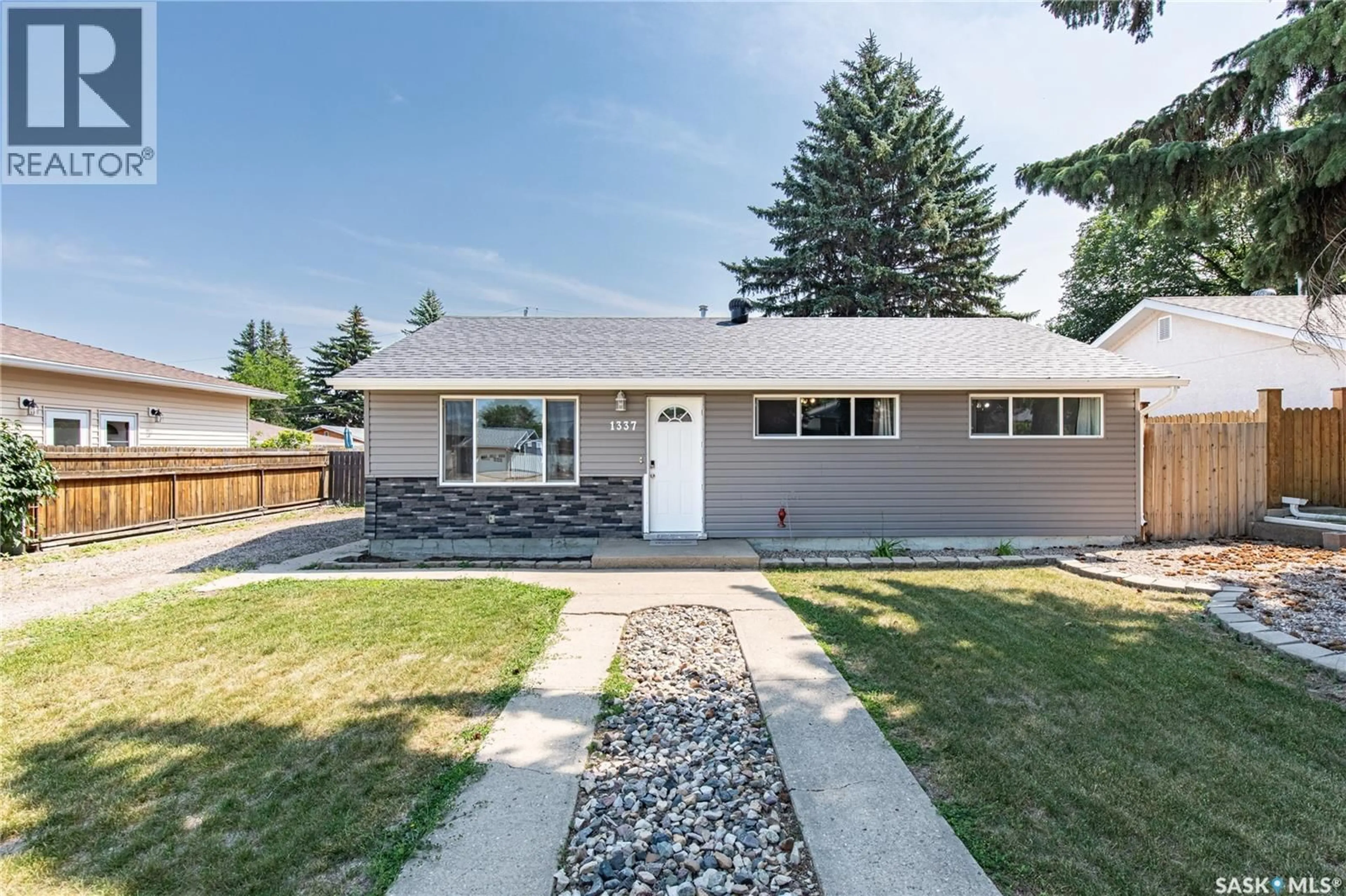 Home with vinyl exterior material, street for 1337 7TH AVENUE, Moose Jaw Saskatchewan S6H4C8