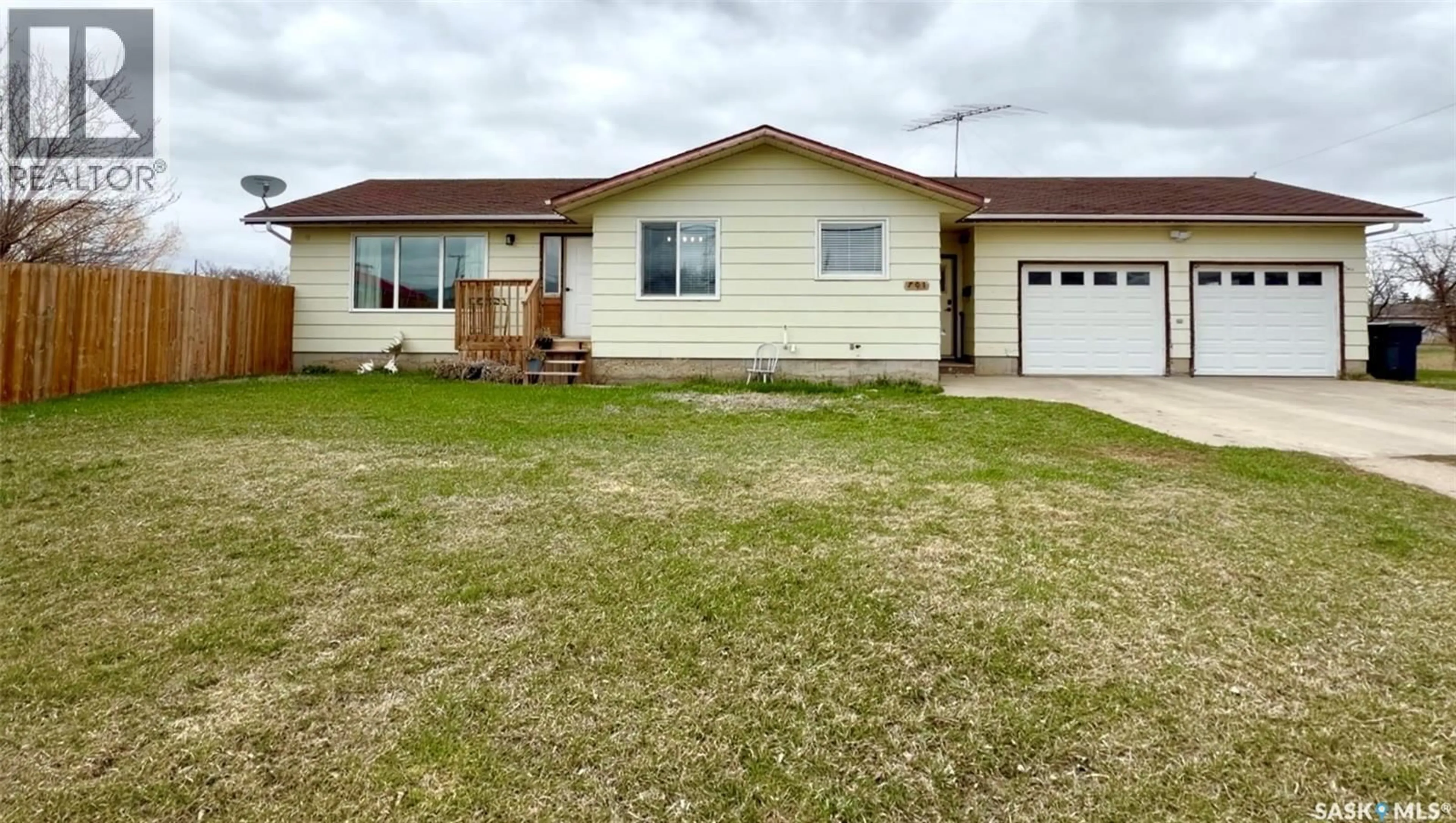 A pic from outside/outdoor area/front of a property/back of a property/a pic from drone, street for 701 1ST STREET, Hanley Saskatchewan S0G2E0
