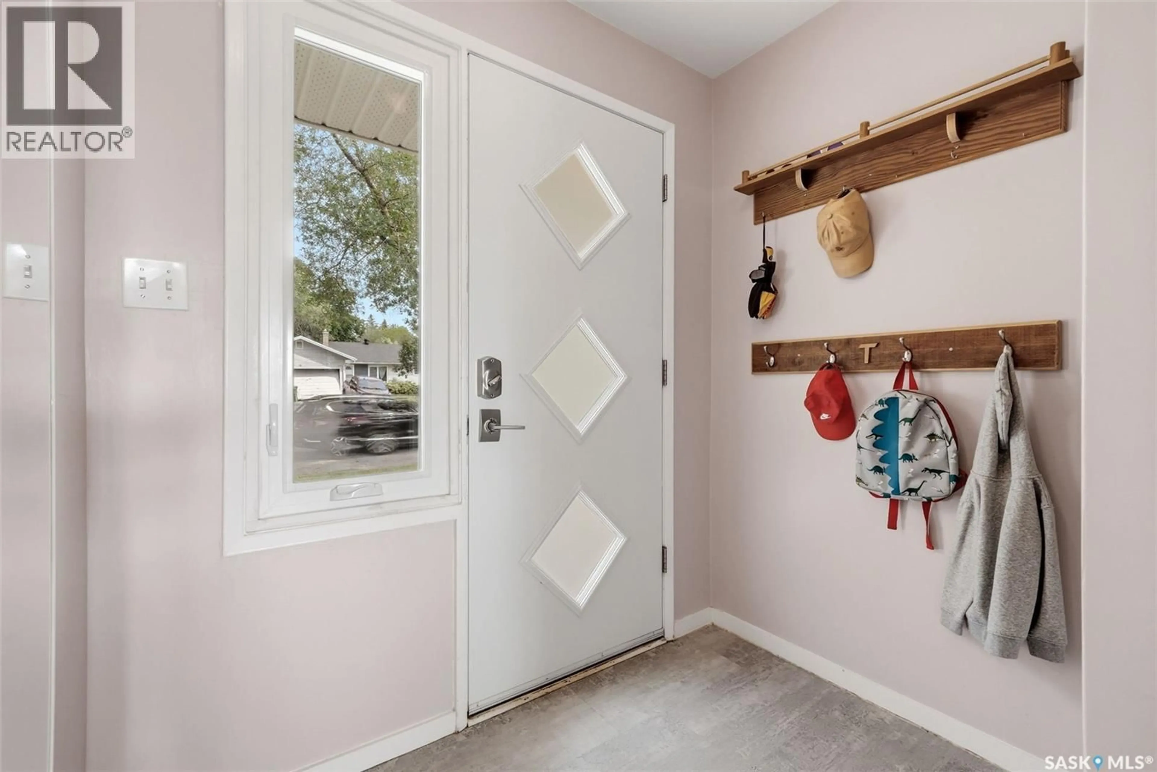 Indoor entryway for 14 BELL STREET, Regina Saskatchewan S4S4B6