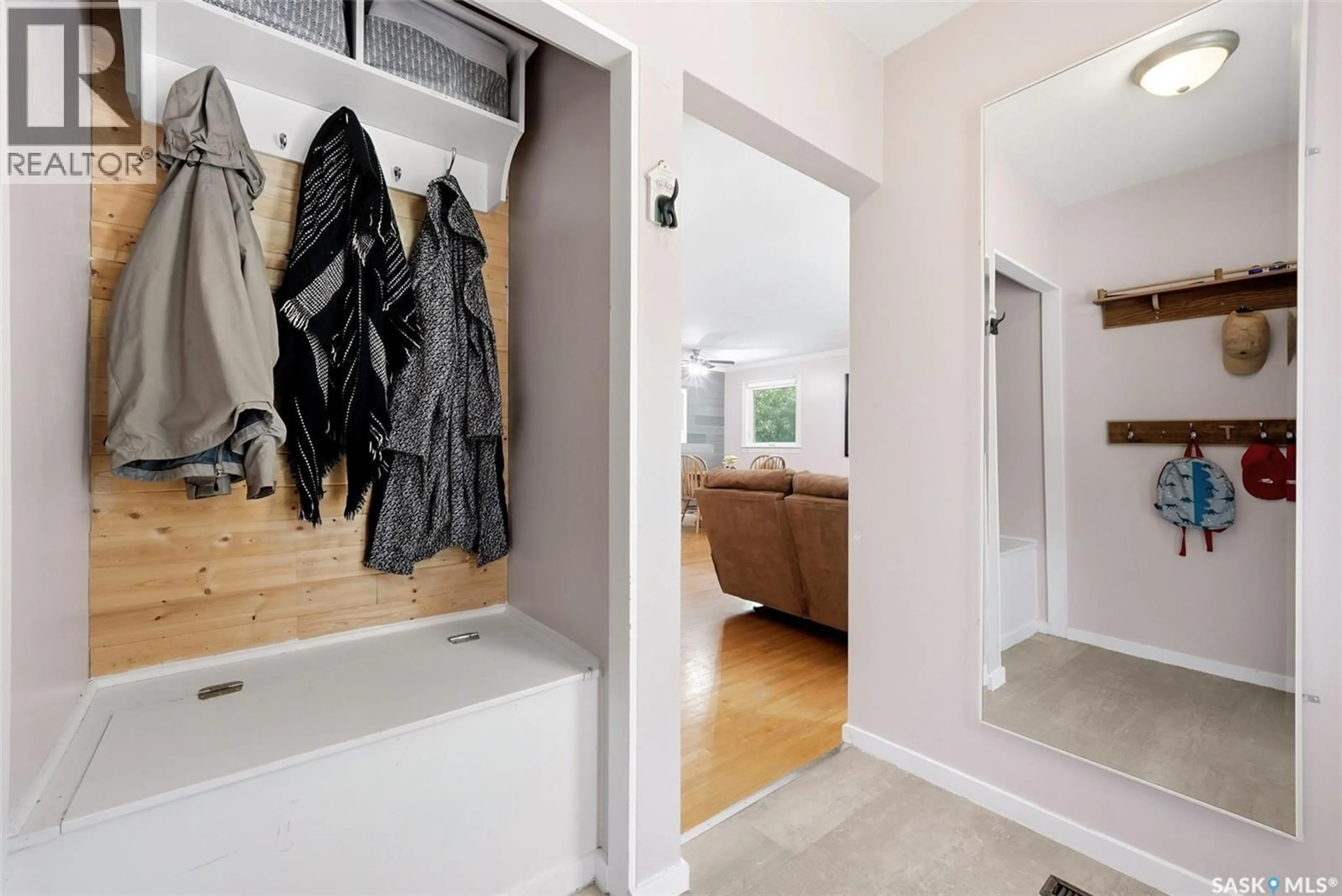 Indoor entryway for 14 BELL STREET, Regina Saskatchewan S4S4B6