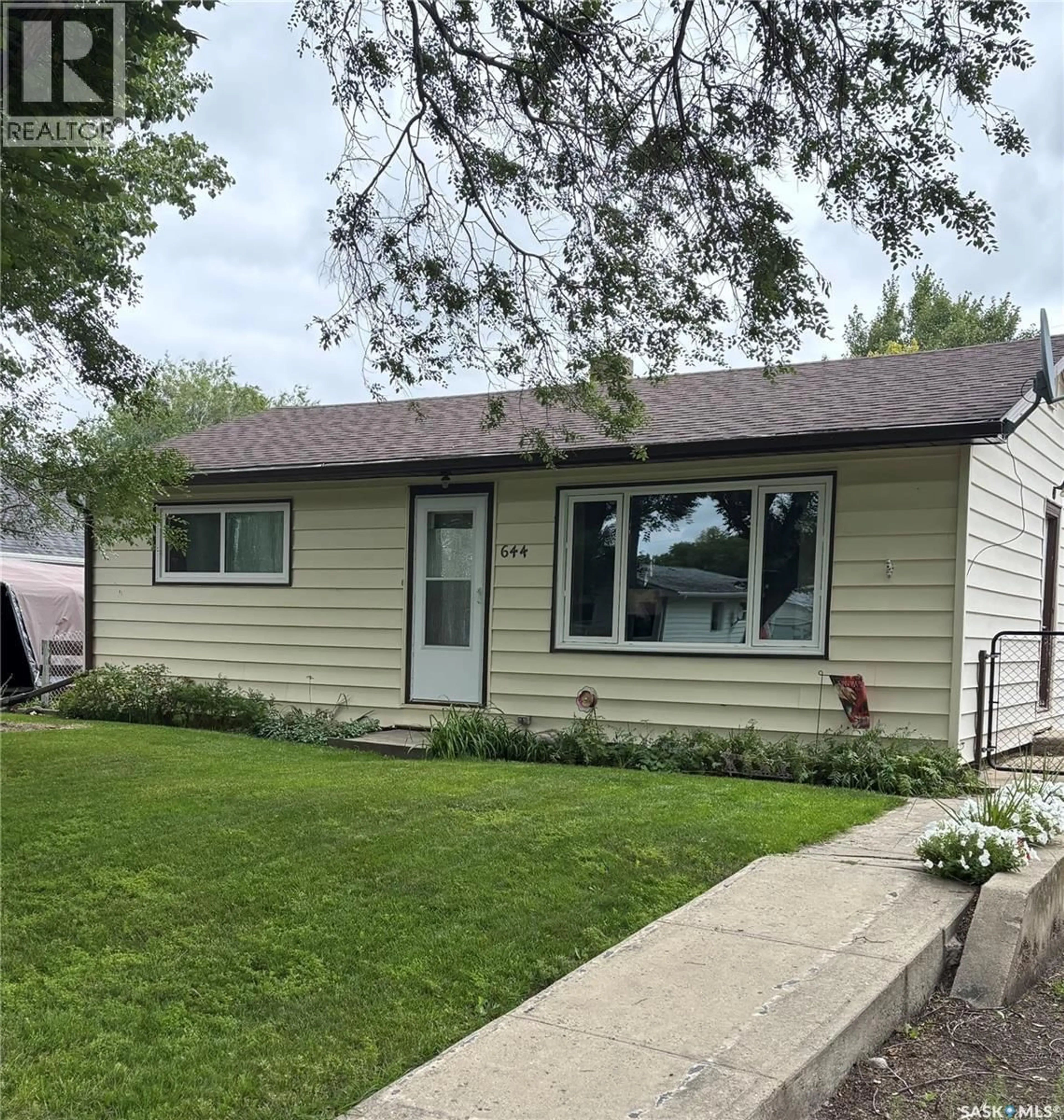 Home with vinyl exterior material, street for 644 1ST STREET, Shaunavon Saskatchewan S0N2M0
