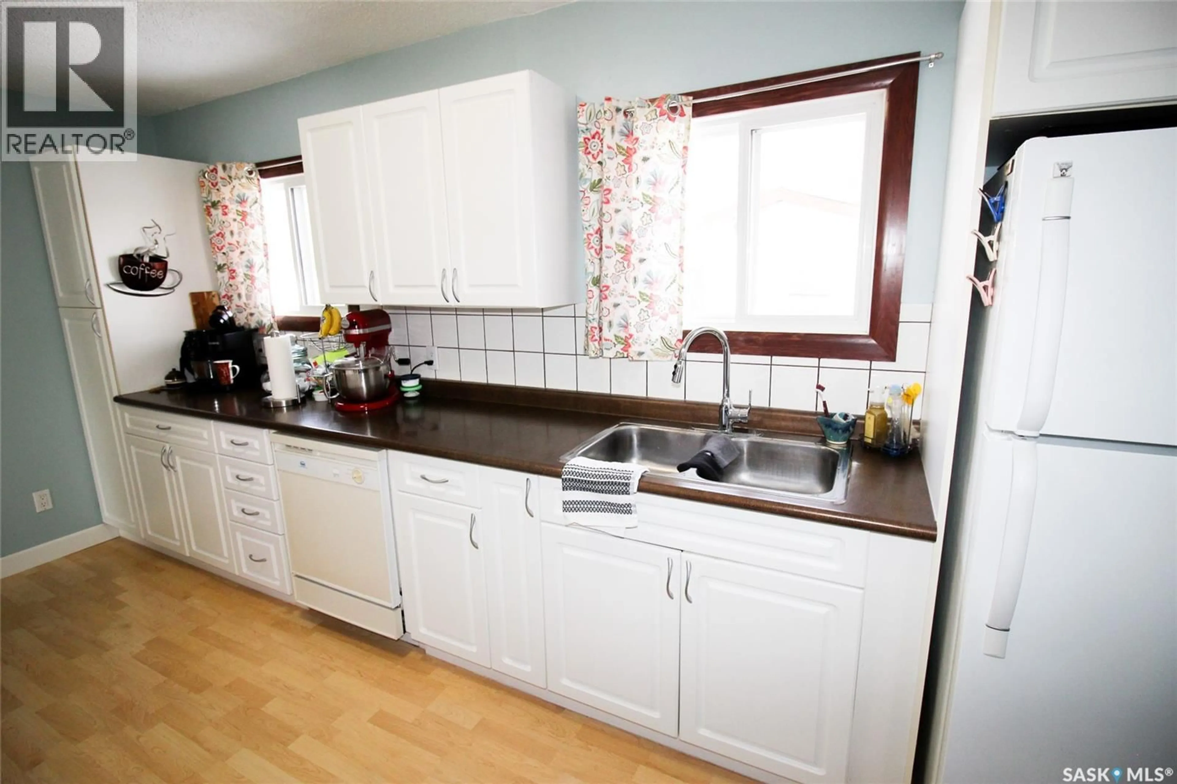Standard kitchen, unknown for 644 1ST STREET, Shaunavon Saskatchewan S0N2M0