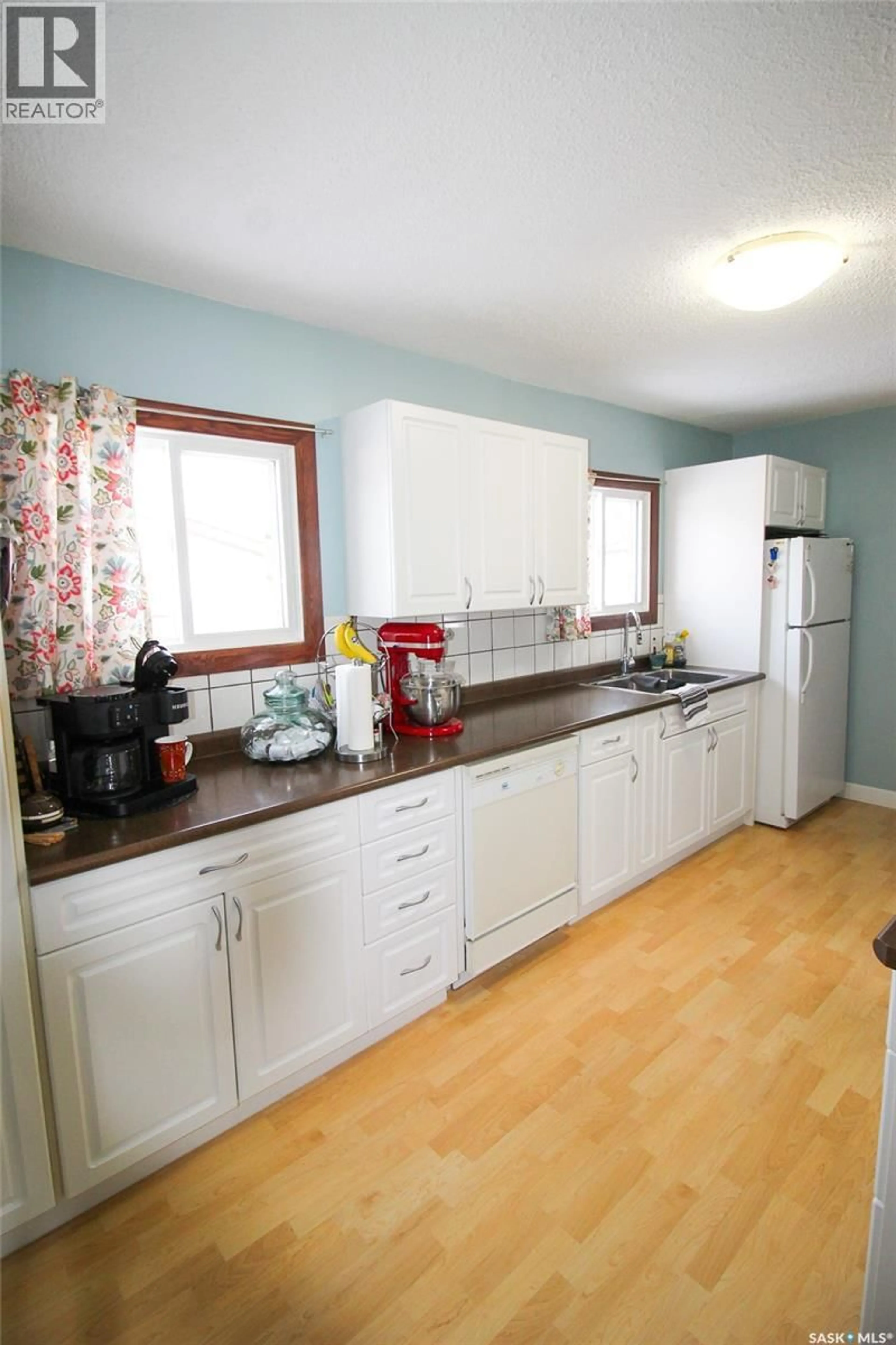 Standard kitchen, unknown for 644 1ST STREET, Shaunavon Saskatchewan S0N2M0