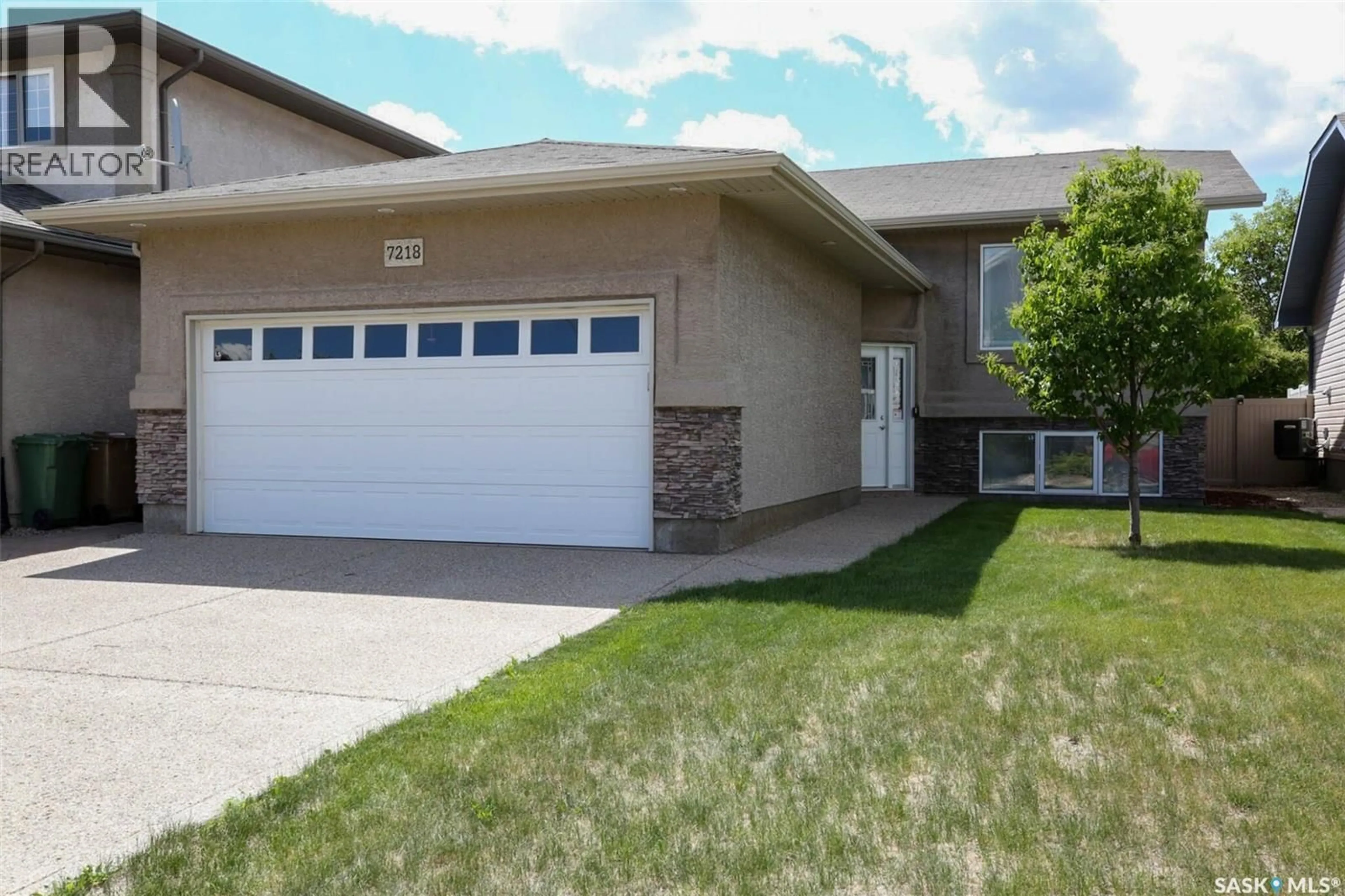 Home with vinyl exterior material, street for 7218 WASCANA COVE WAY, Regina Saskatchewan S4V3G2