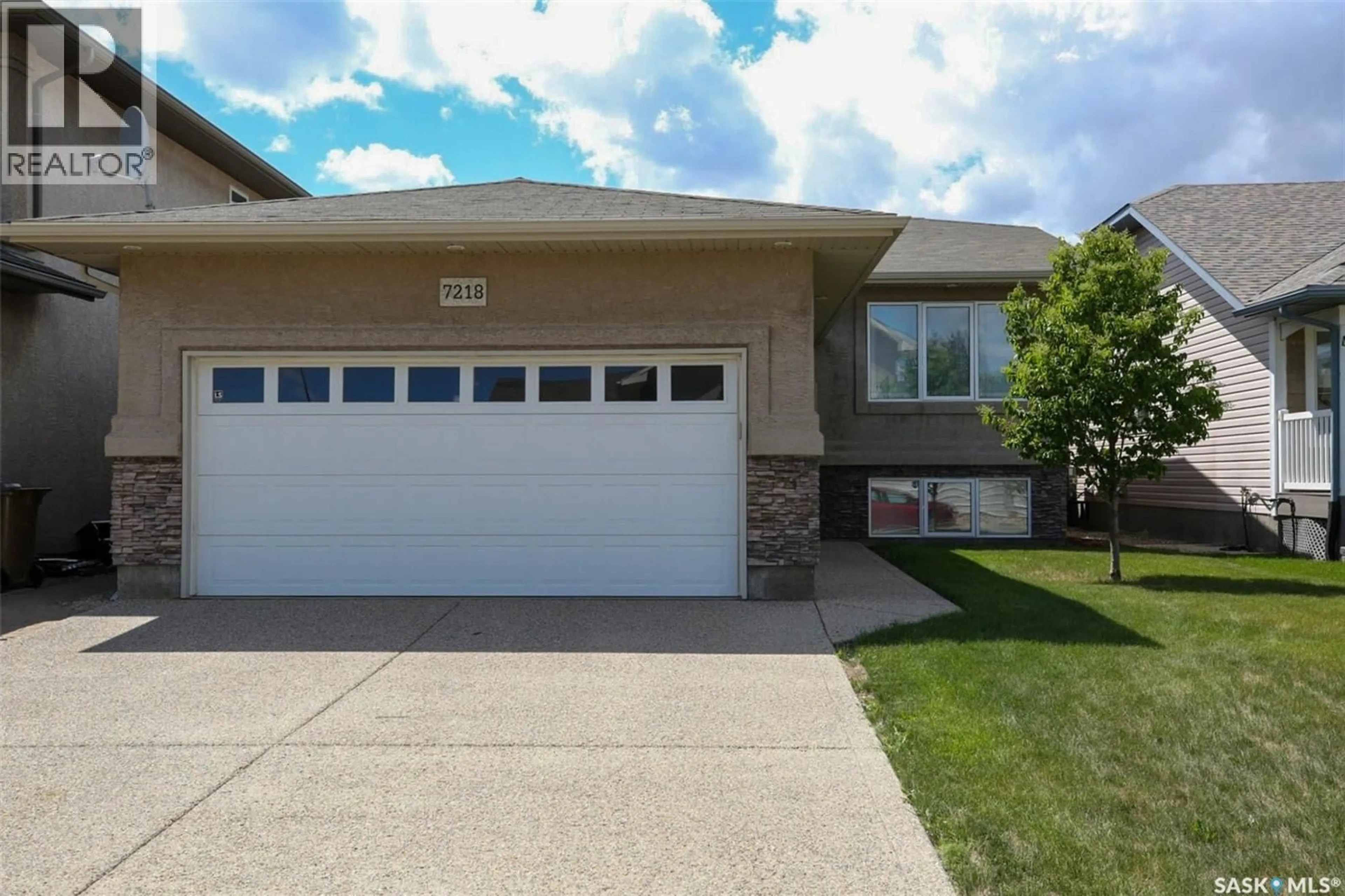 Home with vinyl exterior material, street for 7218 WASCANA COVE WAY, Regina Saskatchewan S4V3G2