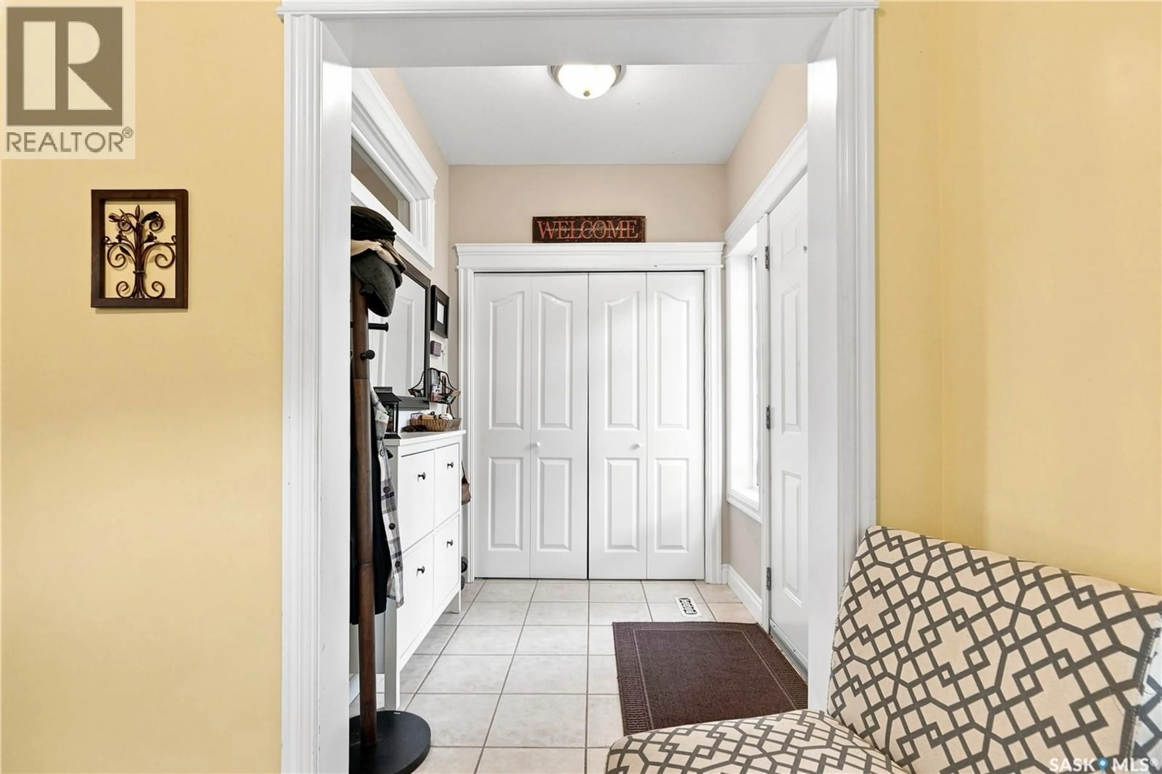 Indoor entryway for 704 32ND STREET, Saskatoon Saskatchewan S7L0T4