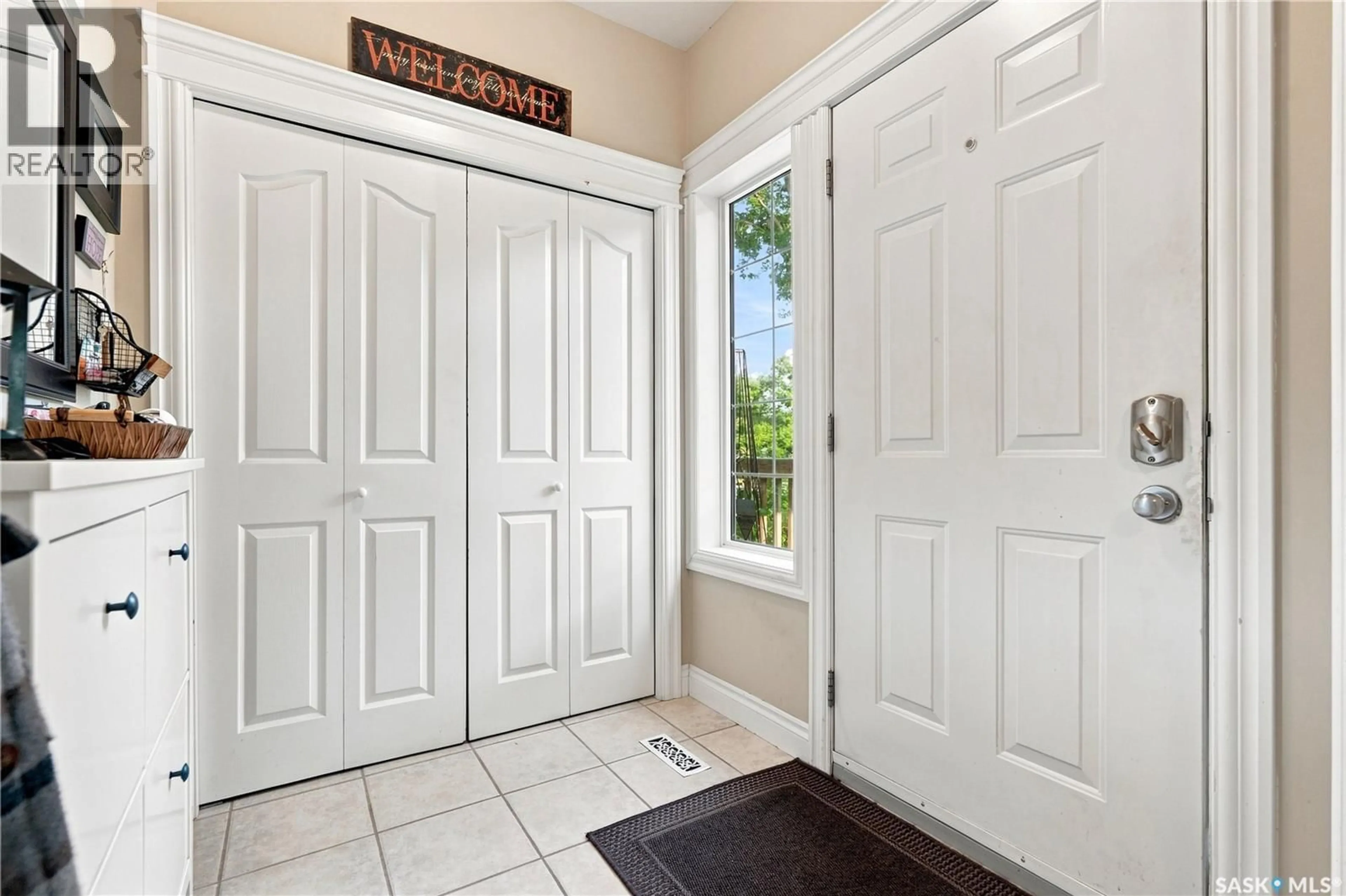 Indoor entryway for 704 32ND STREET, Saskatoon Saskatchewan S7L0T4