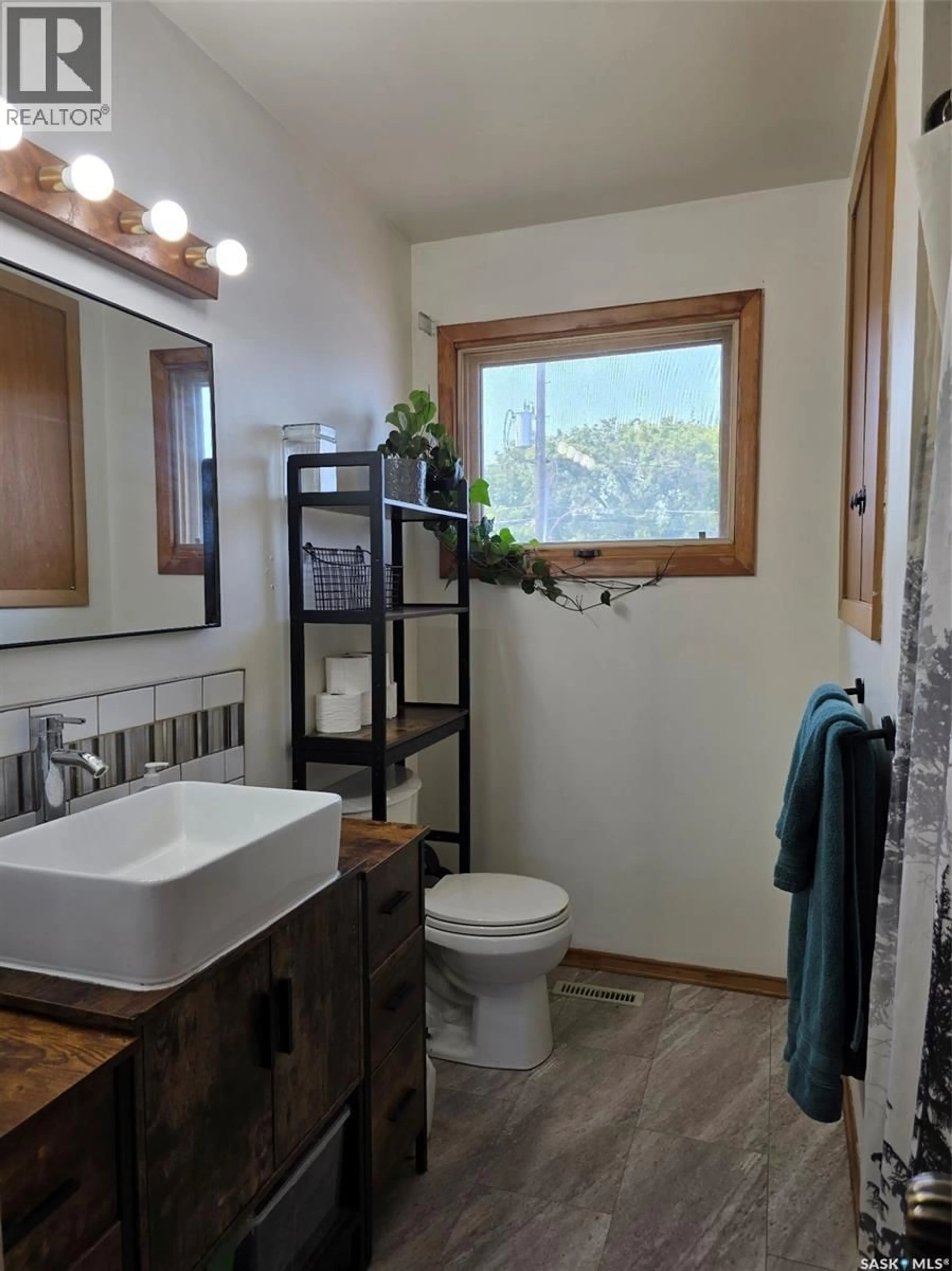Standard bathroom, unknown for 341 ALLEN DRIVE, Swift Current Saskatchewan S9H3A4