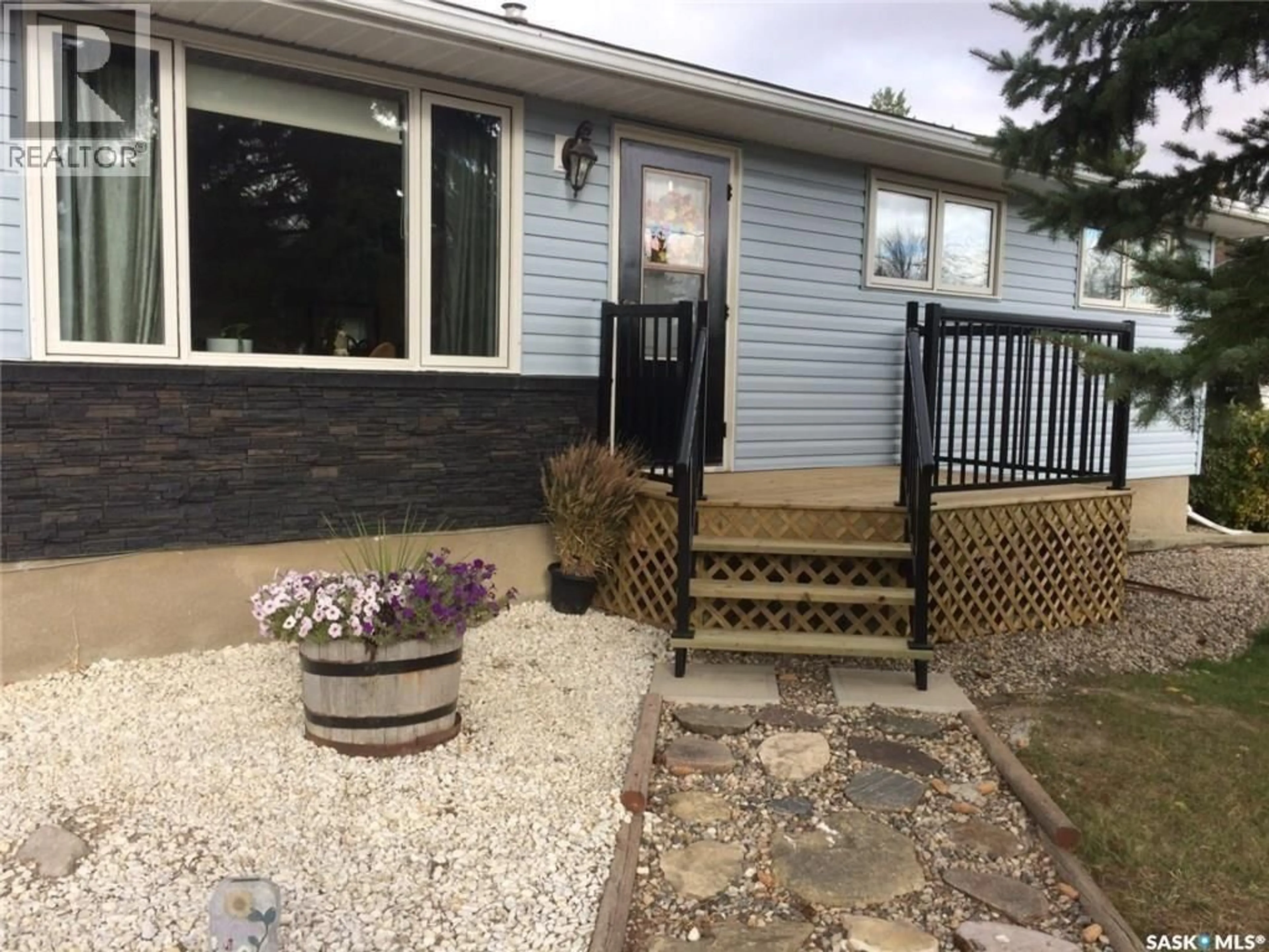 Patio, street for 836 PETERS AVENUE, Oxbow Saskatchewan S0C2B0