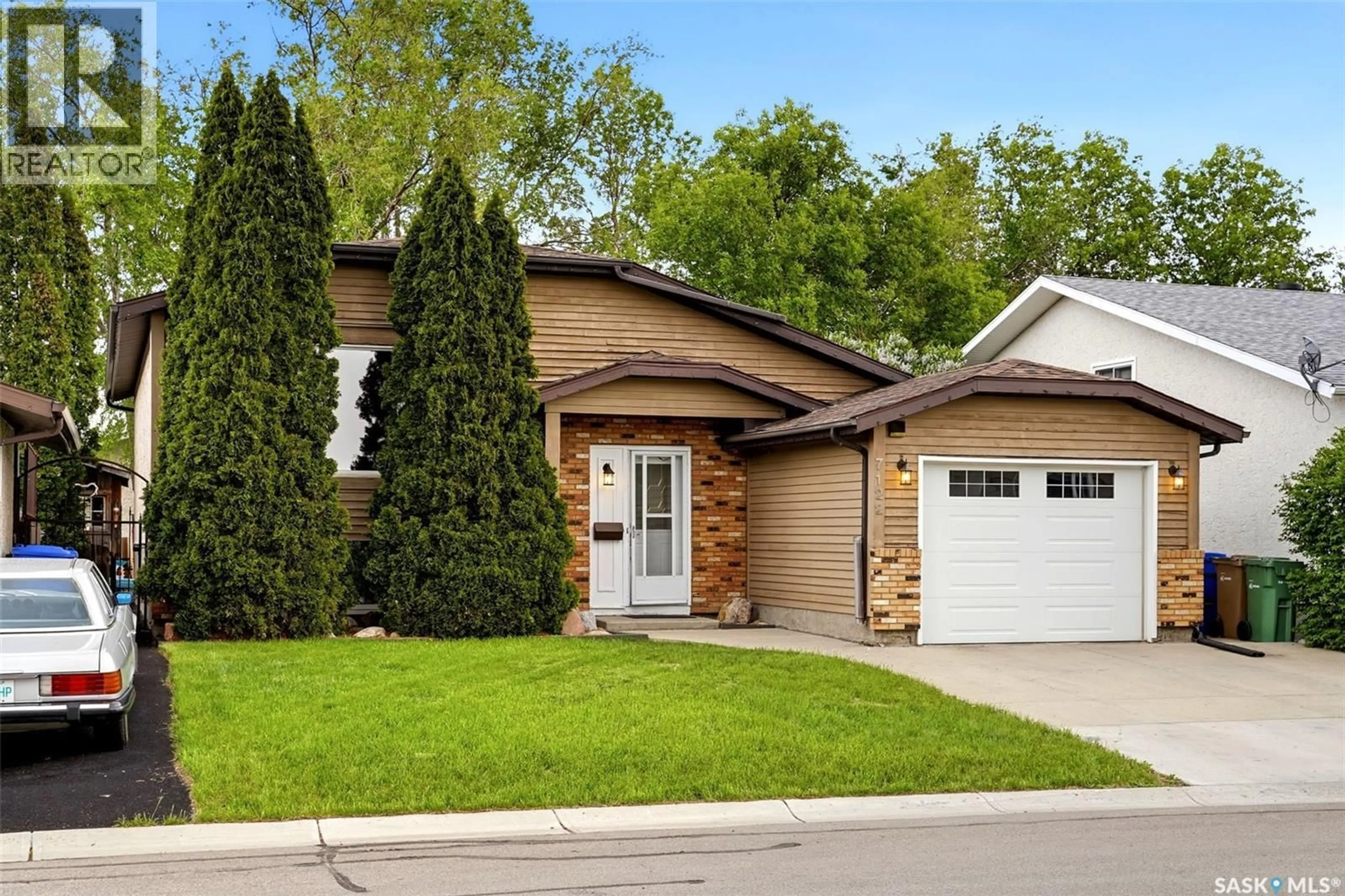 Home with vinyl exterior material, street for 7122 LAWRENCE DRIVE, Regina Saskatchewan S4X3X6