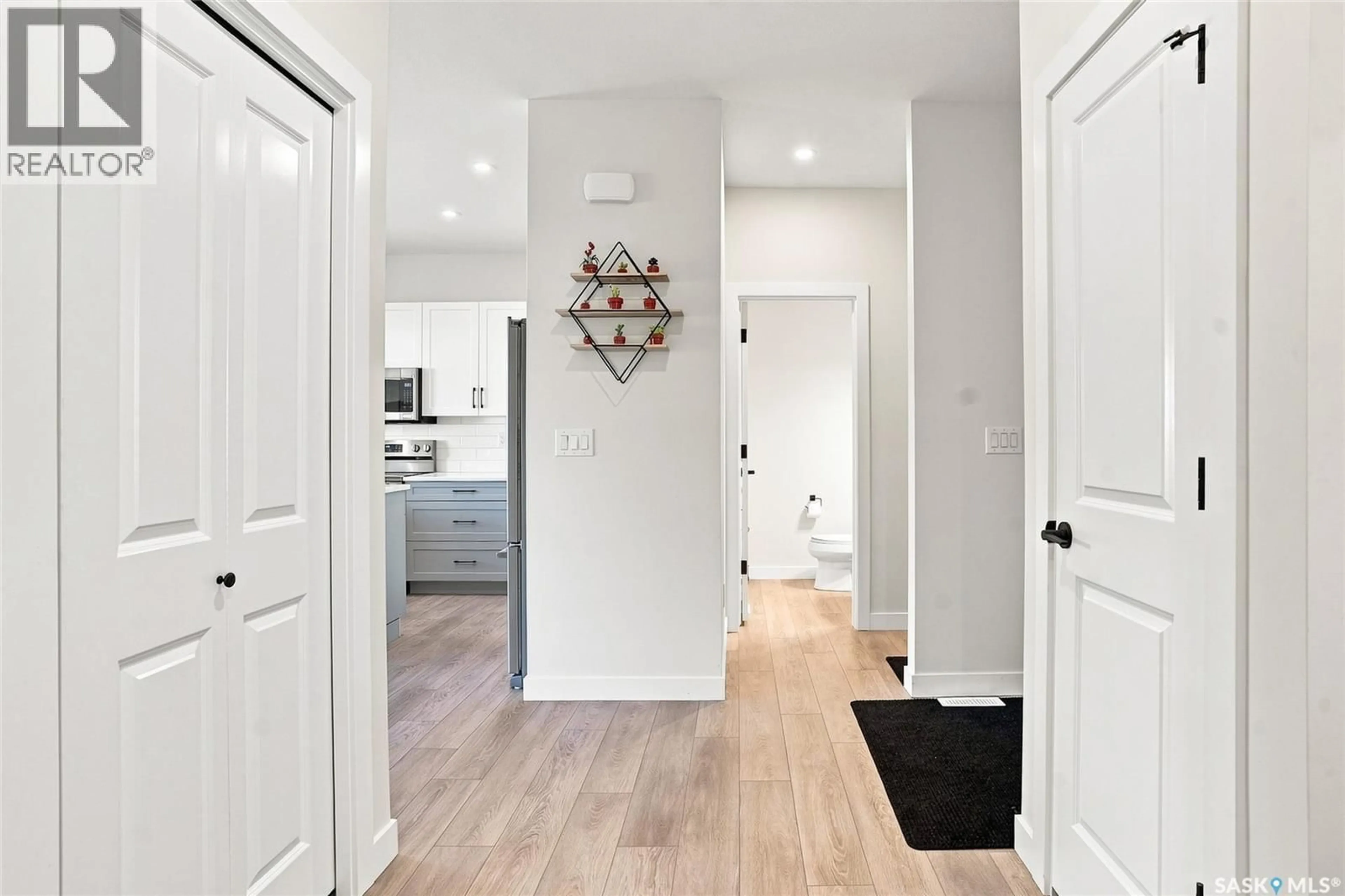 Indoor entryway for 651 - 65 DUBOIS CRESCENT, Saskatoon Saskatchewan S7V1N3