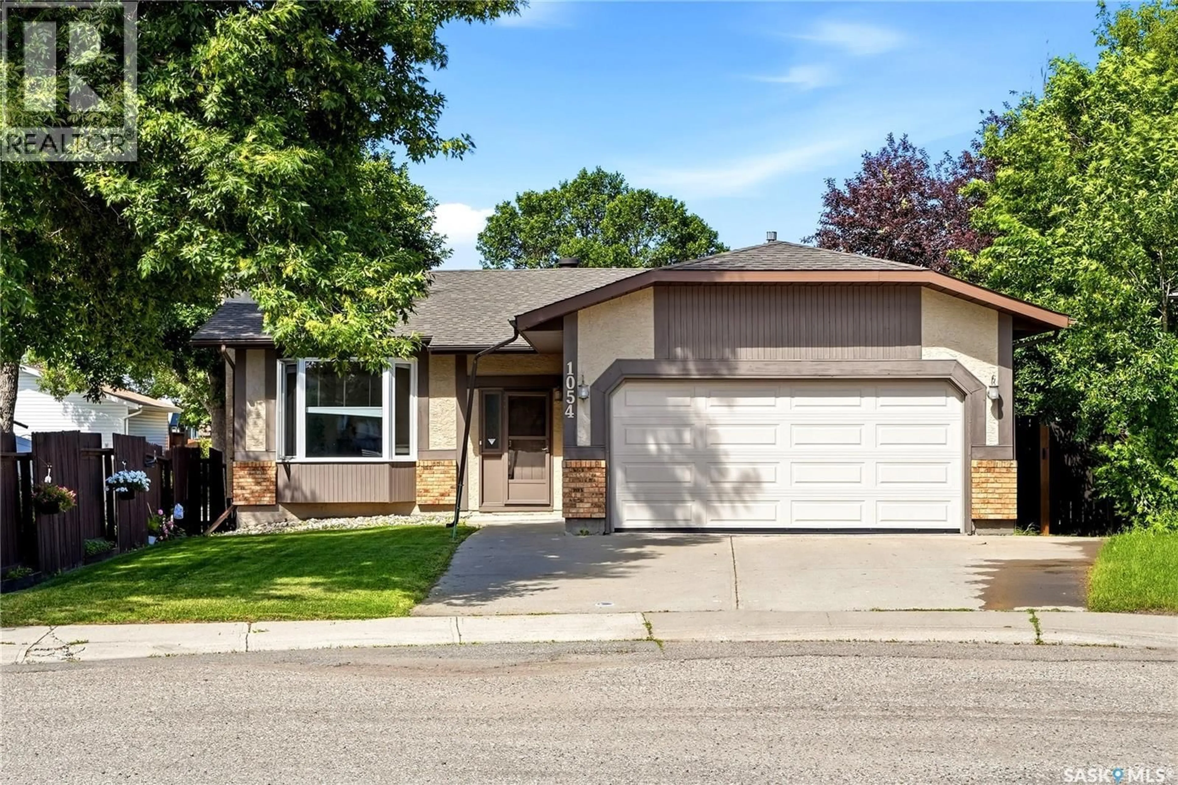 Home with vinyl exterior material, street for 1054 BAYDA CRESCENT, Regina Saskatchewan S4N6Y6