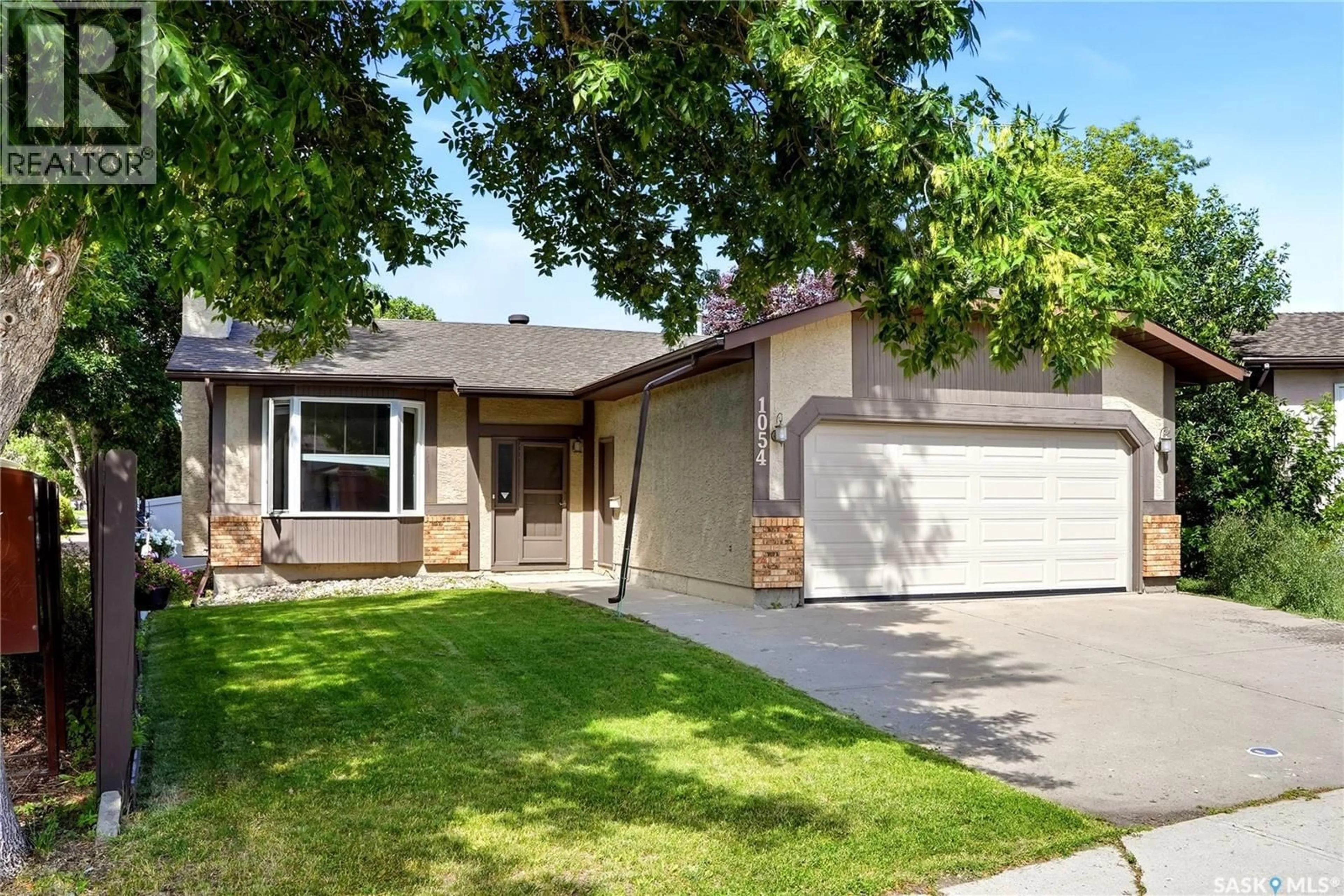 Home with vinyl exterior material, street for 1054 BAYDA CRESCENT, Regina Saskatchewan S4N6Y6