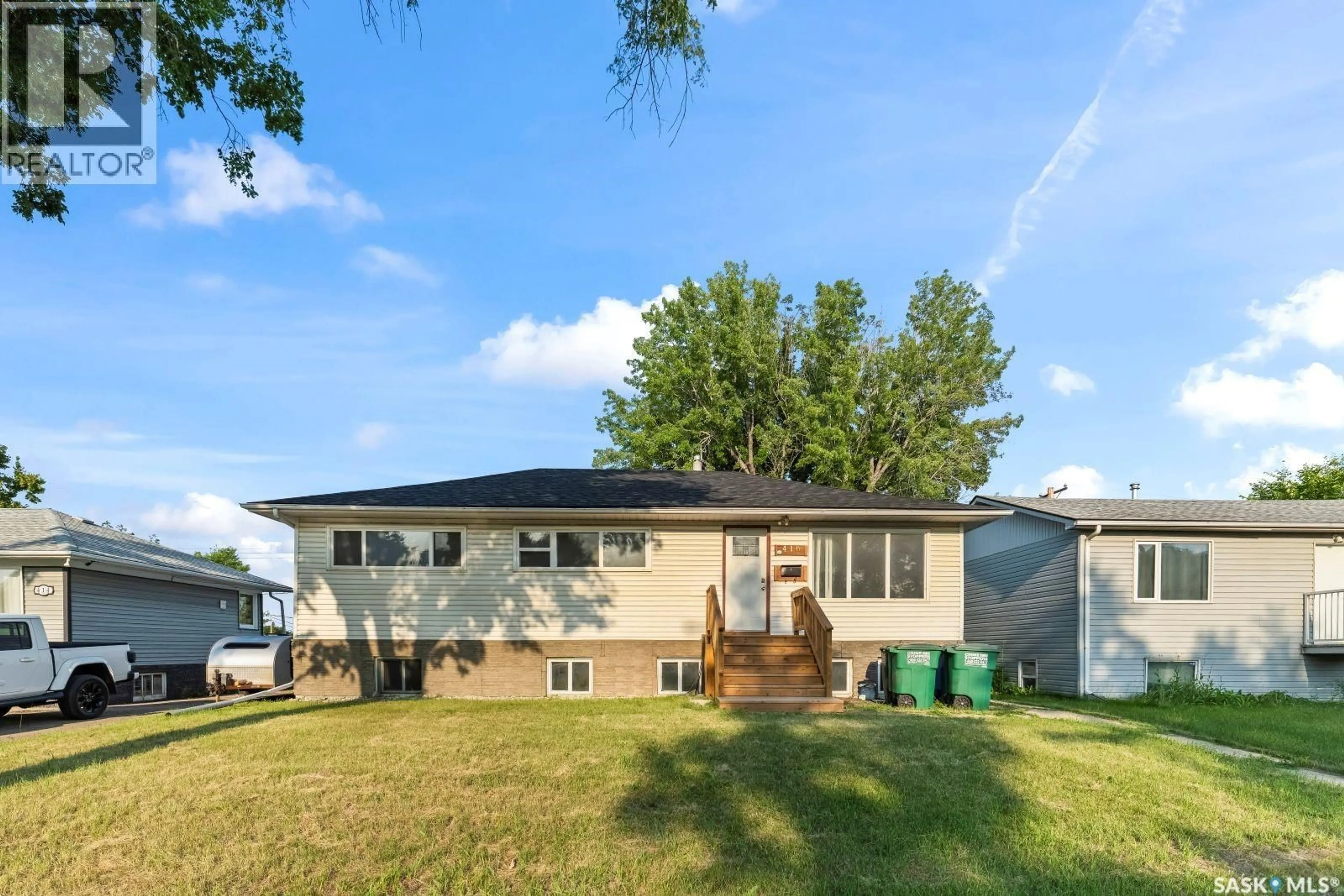 Home with vinyl exterior material, unknown for 410 P AVENUE, Saskatoon Saskatchewan S7L2V9