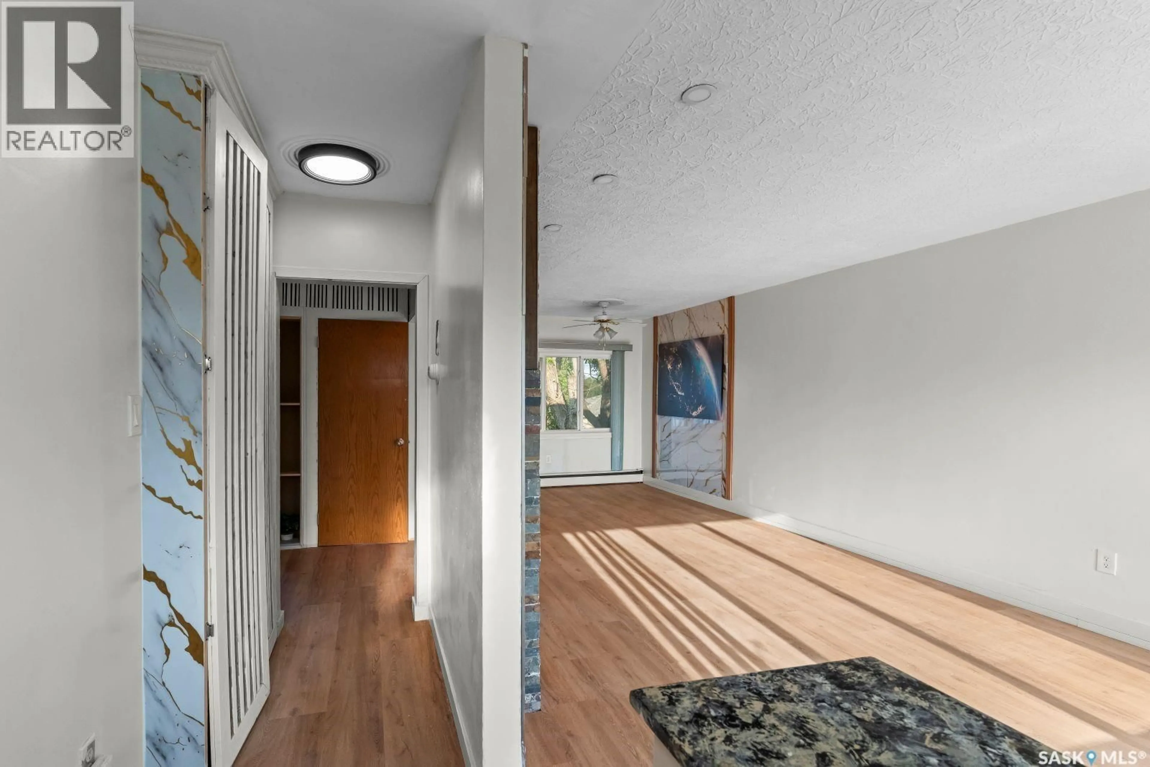 Indoor entryway for 410 P AVENUE, Saskatoon Saskatchewan S7L2V9