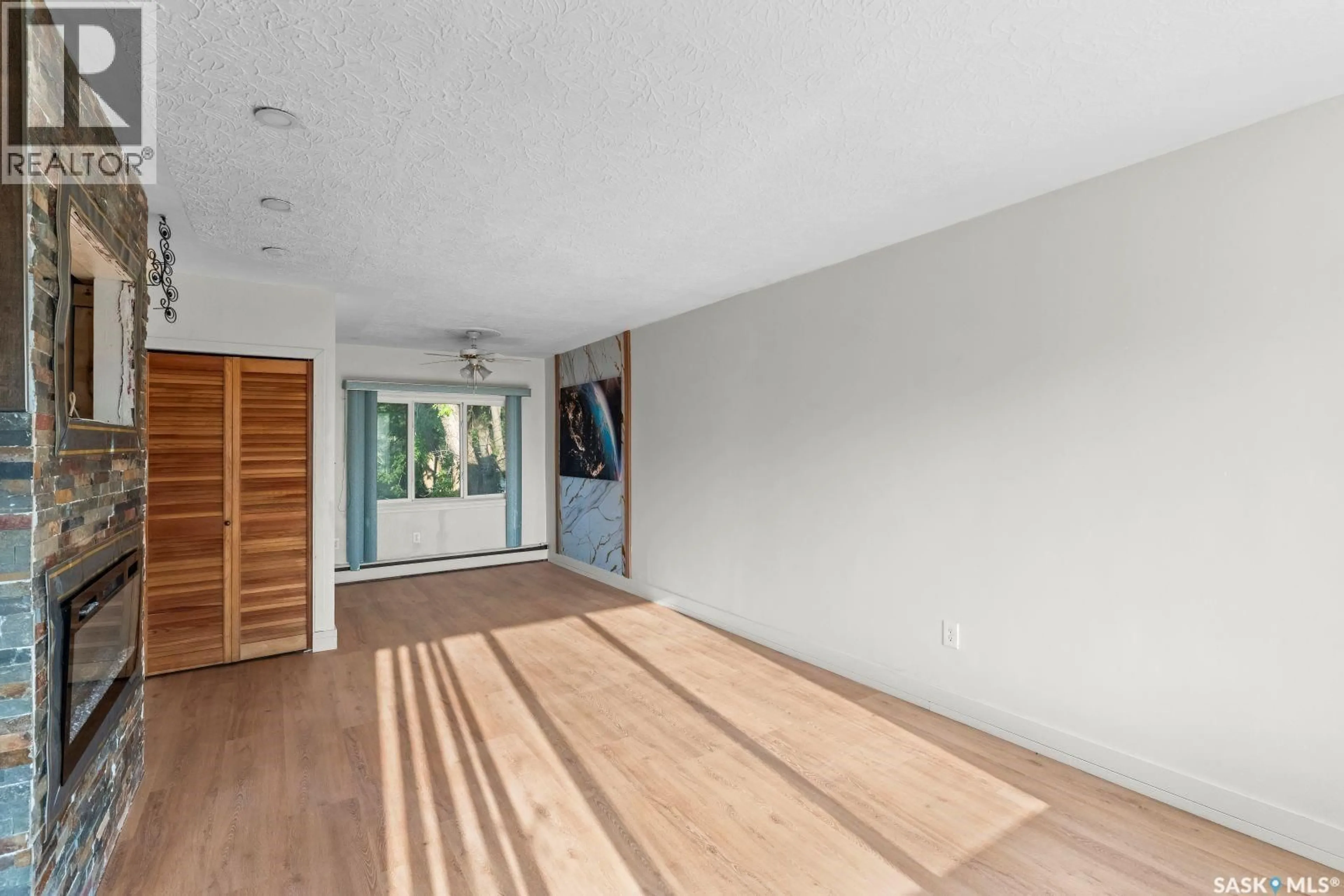 Indoor foyer for 410 P AVENUE, Saskatoon Saskatchewan S7L2V9