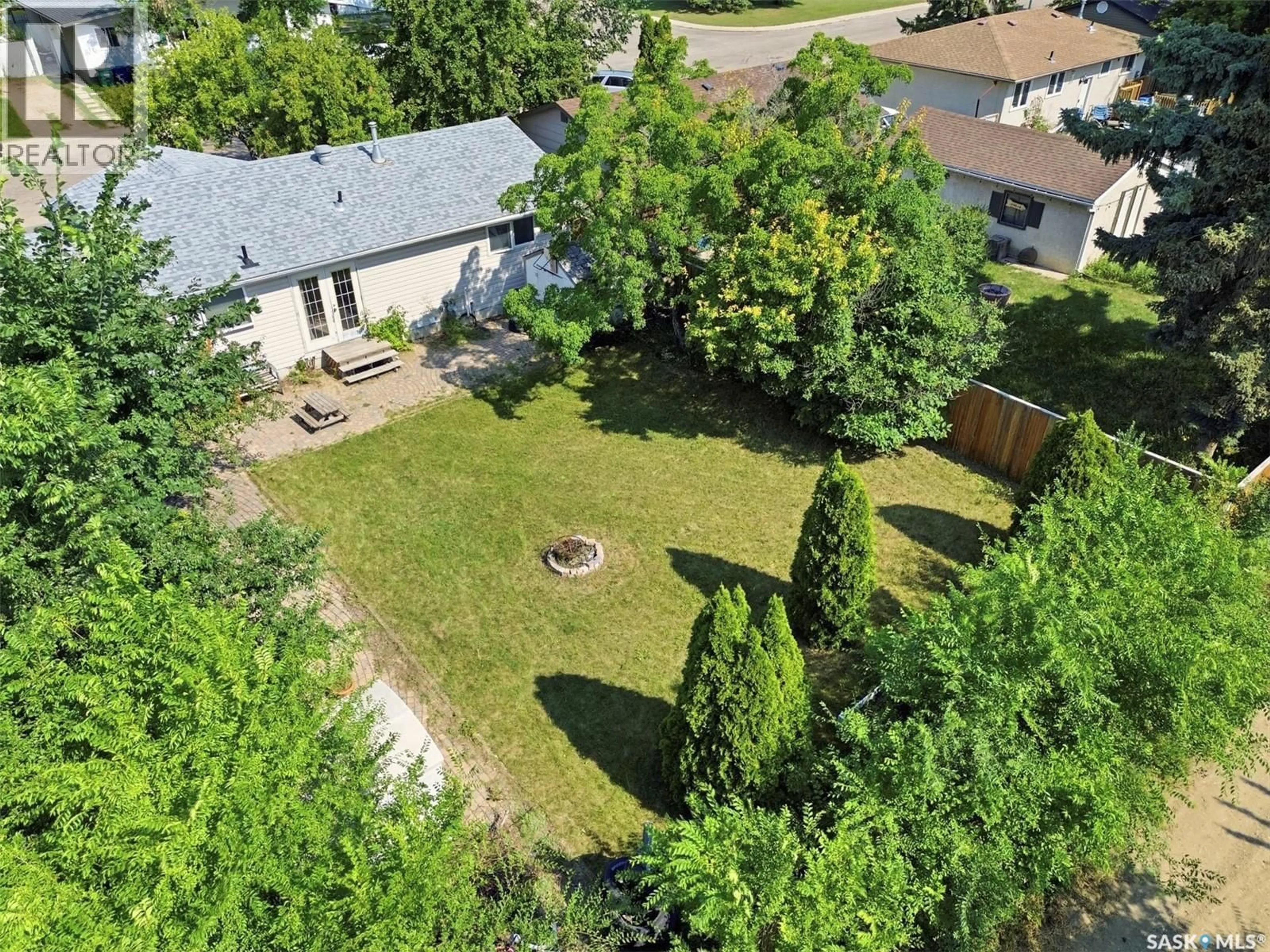 A pic from outside/outdoor area/front of a property/back of a property/a pic from drone, street for 30 MARLBOROUGH CRESCENT, Saskatoon Saskatchewan S7L3T7