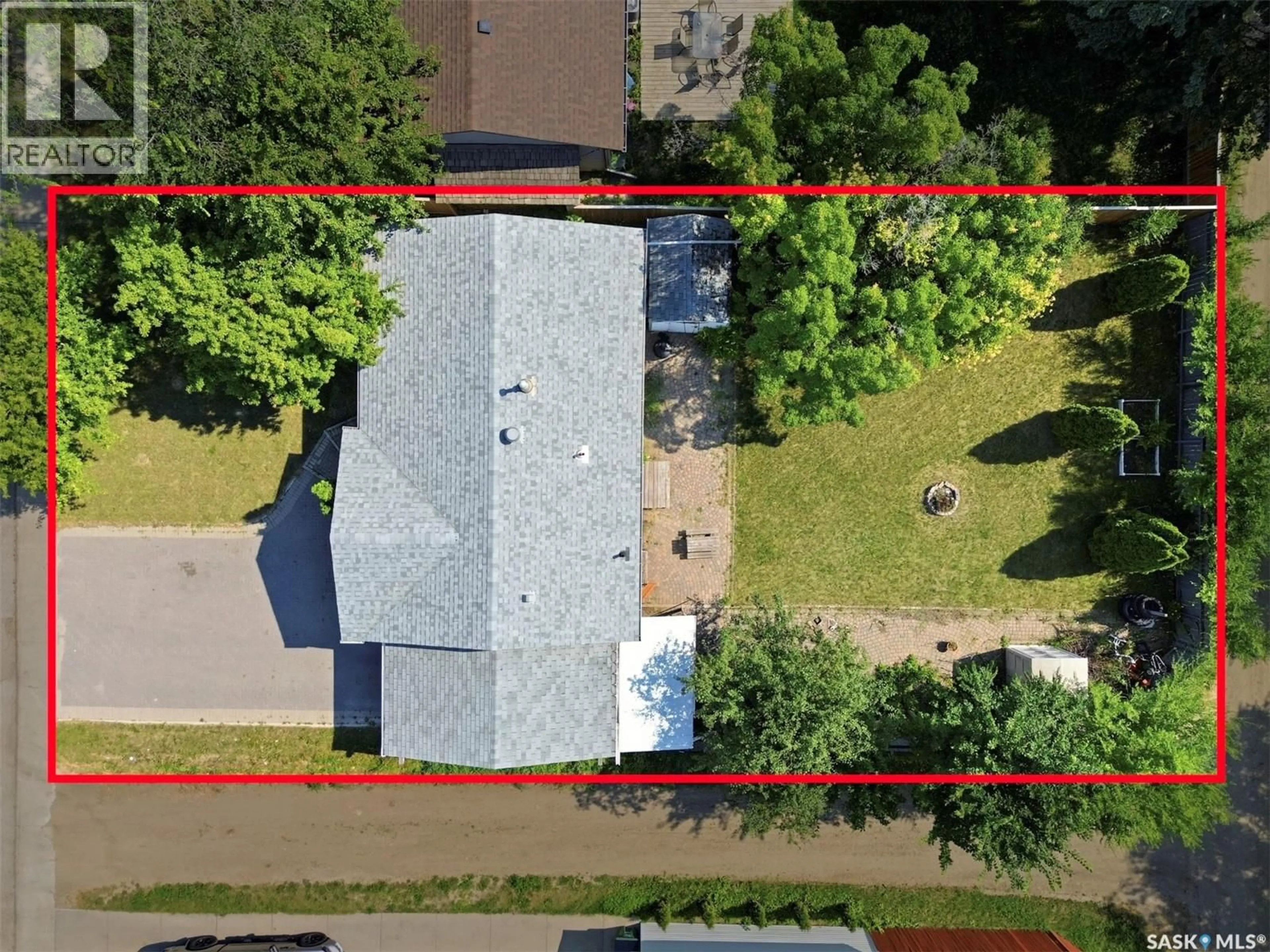 A pic from outside/outdoor area/front of a property/back of a property/a pic from drone, street for 30 MARLBOROUGH CRESCENT, Saskatoon Saskatchewan S7L3T7