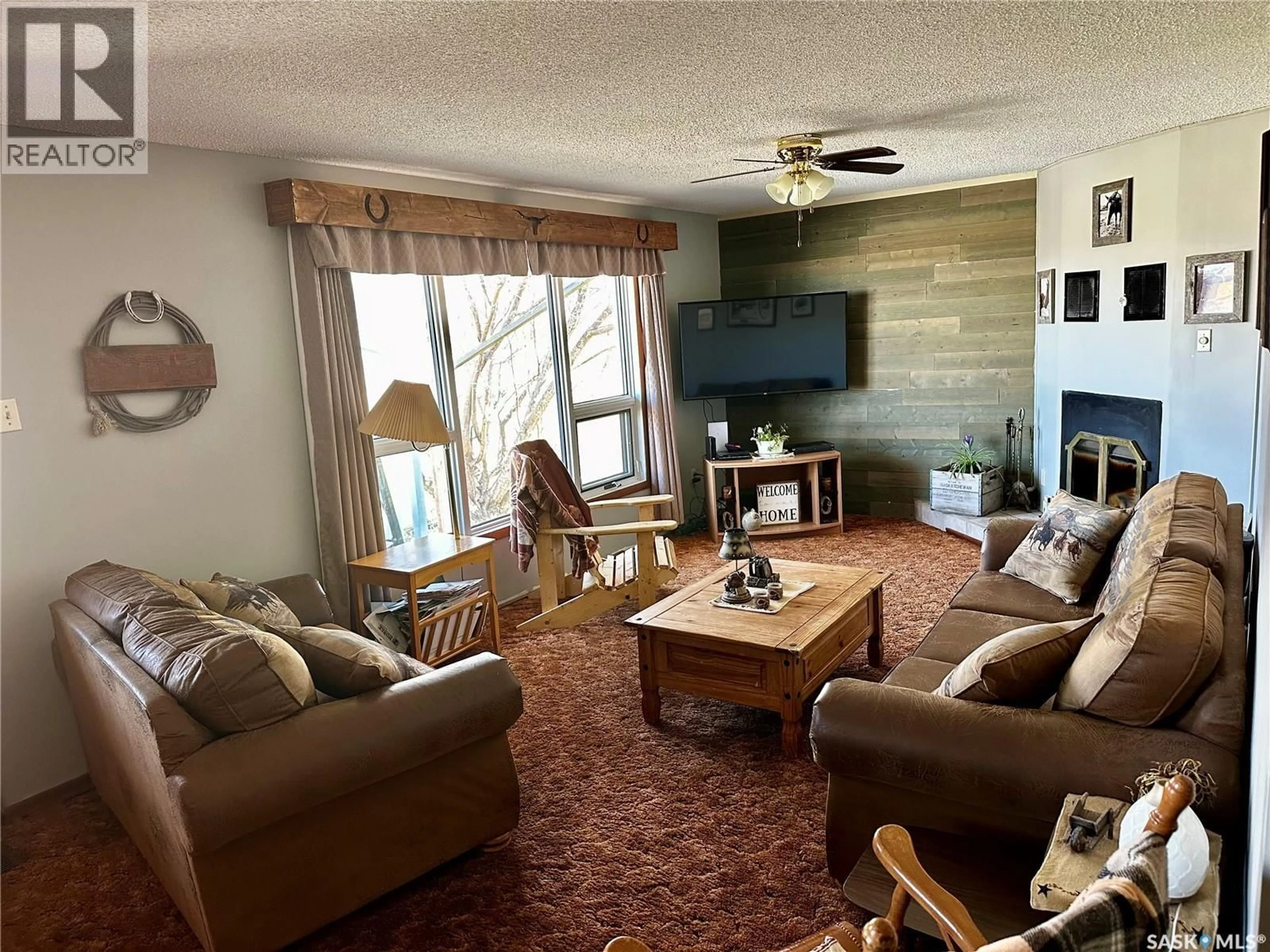 Living room with furniture, wood/laminate floor for 18.67 ACRES SOUTH QU'APPELLE, South Qu'Appelle Rm No. 157 Saskatchewan S0G0B7