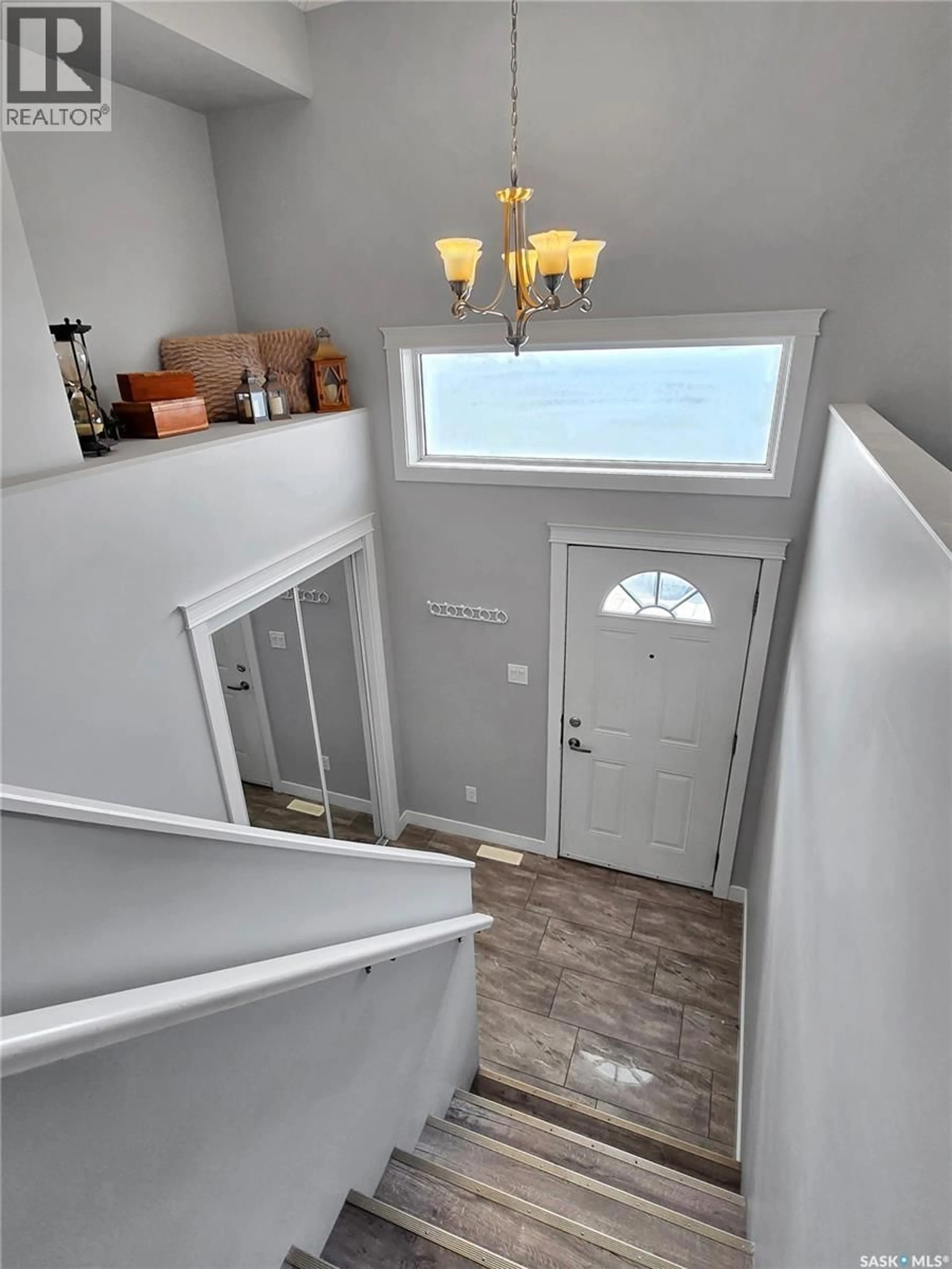 Indoor entryway for 407 BOYKOWICH STREET, Saskatoon Saskatchewan S7W0S5