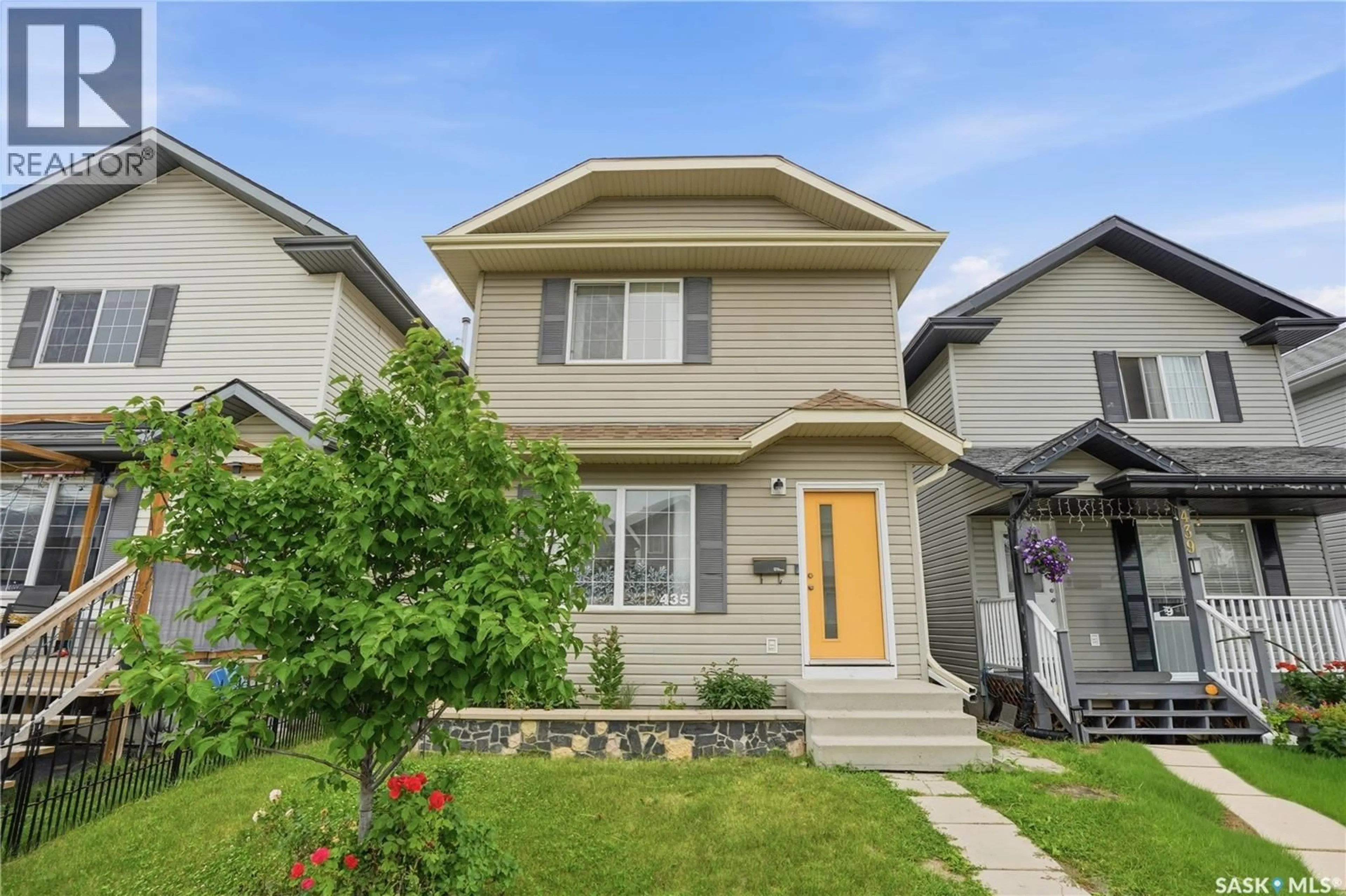 Home with vinyl exterior material, street for 435 BLAKENEY CRESCENT, Saskatoon Saskatchewan S7L7N5