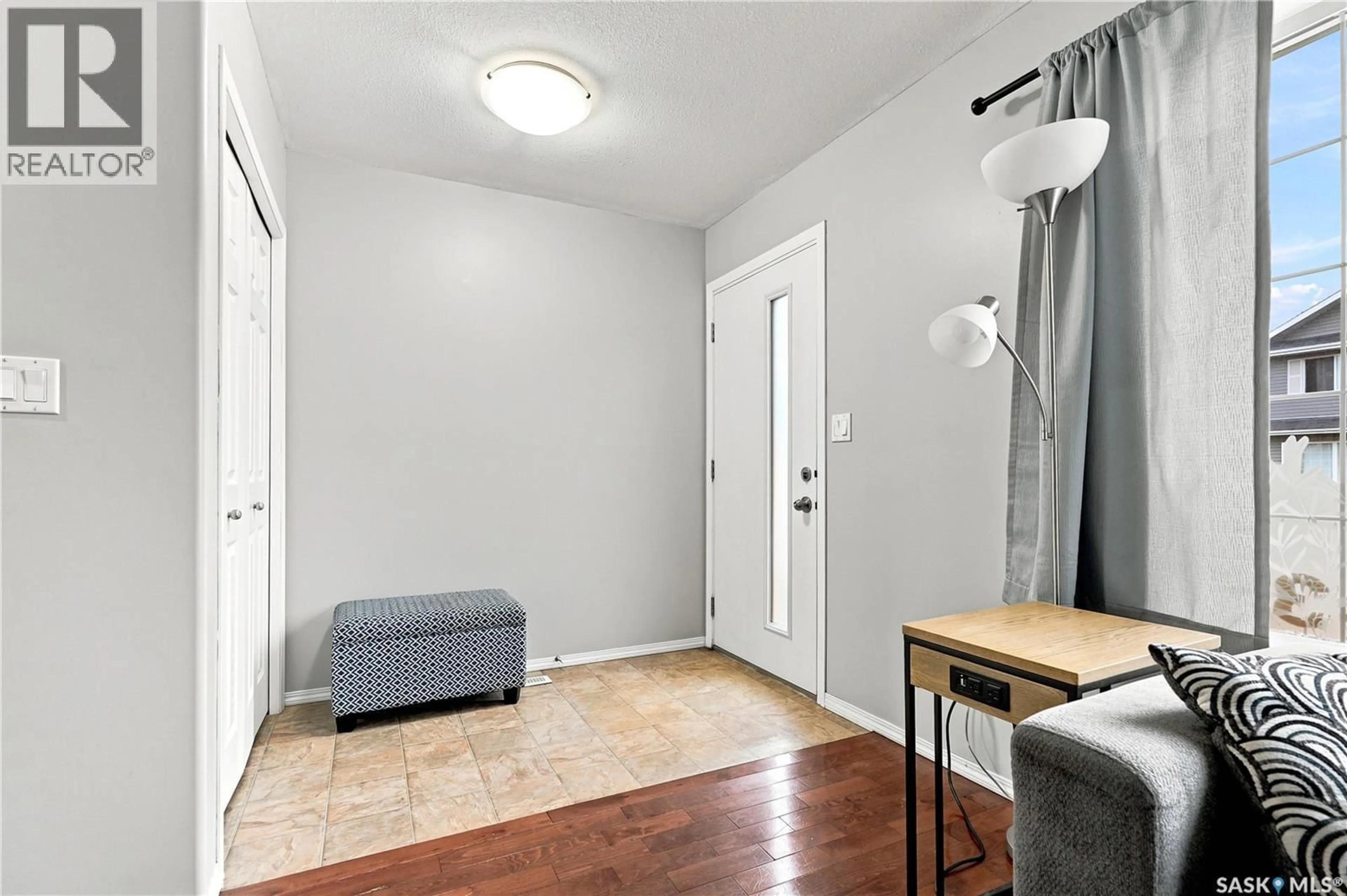 Indoor entryway for 435 BLAKENEY CRESCENT, Saskatoon Saskatchewan S7L7N5