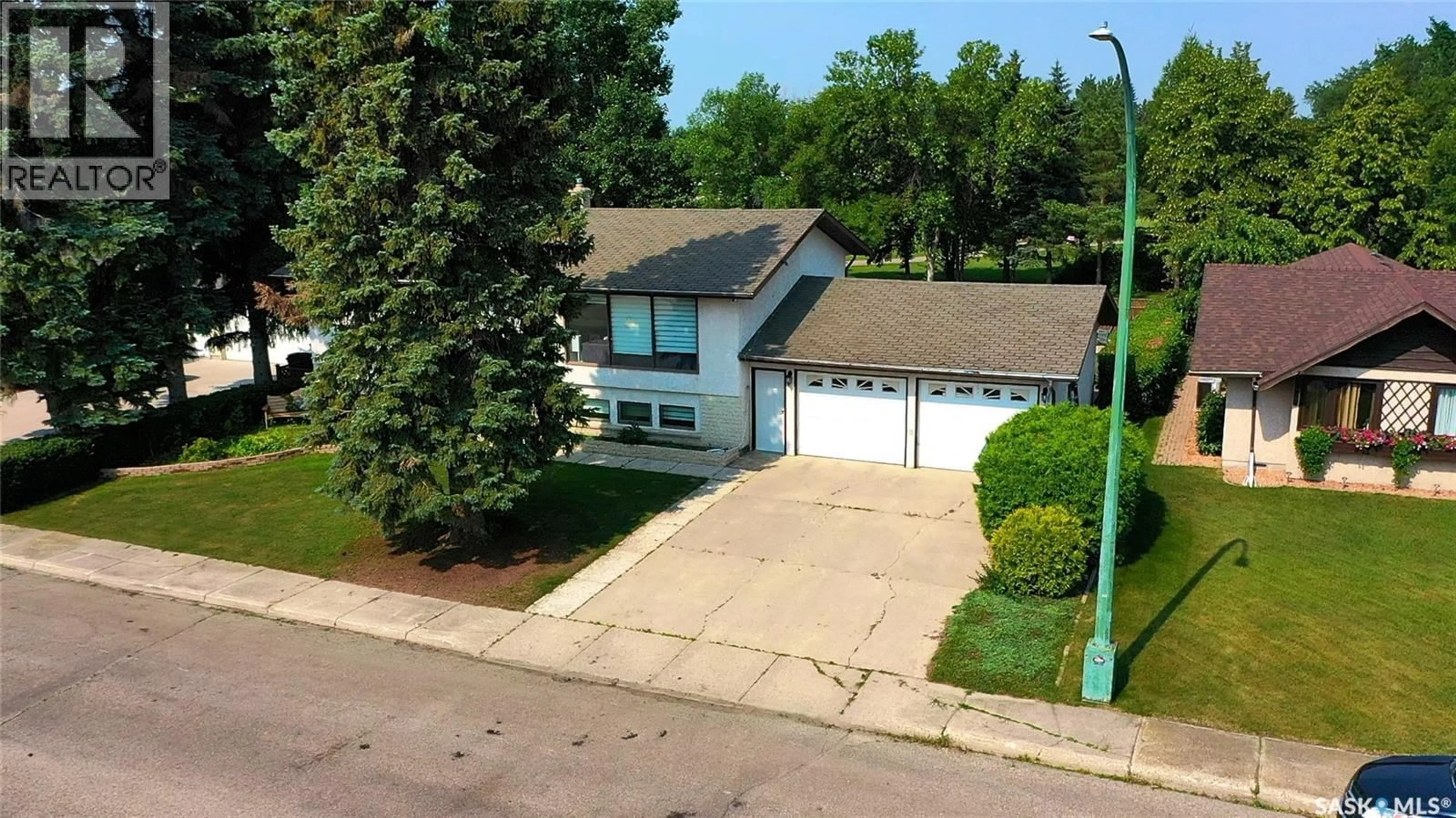 A pic from outside/outdoor area/front of a property/back of a property/a pic from drone, street for 12 REDFIELD BAY, Yorkton Saskatchewan S3N2P5