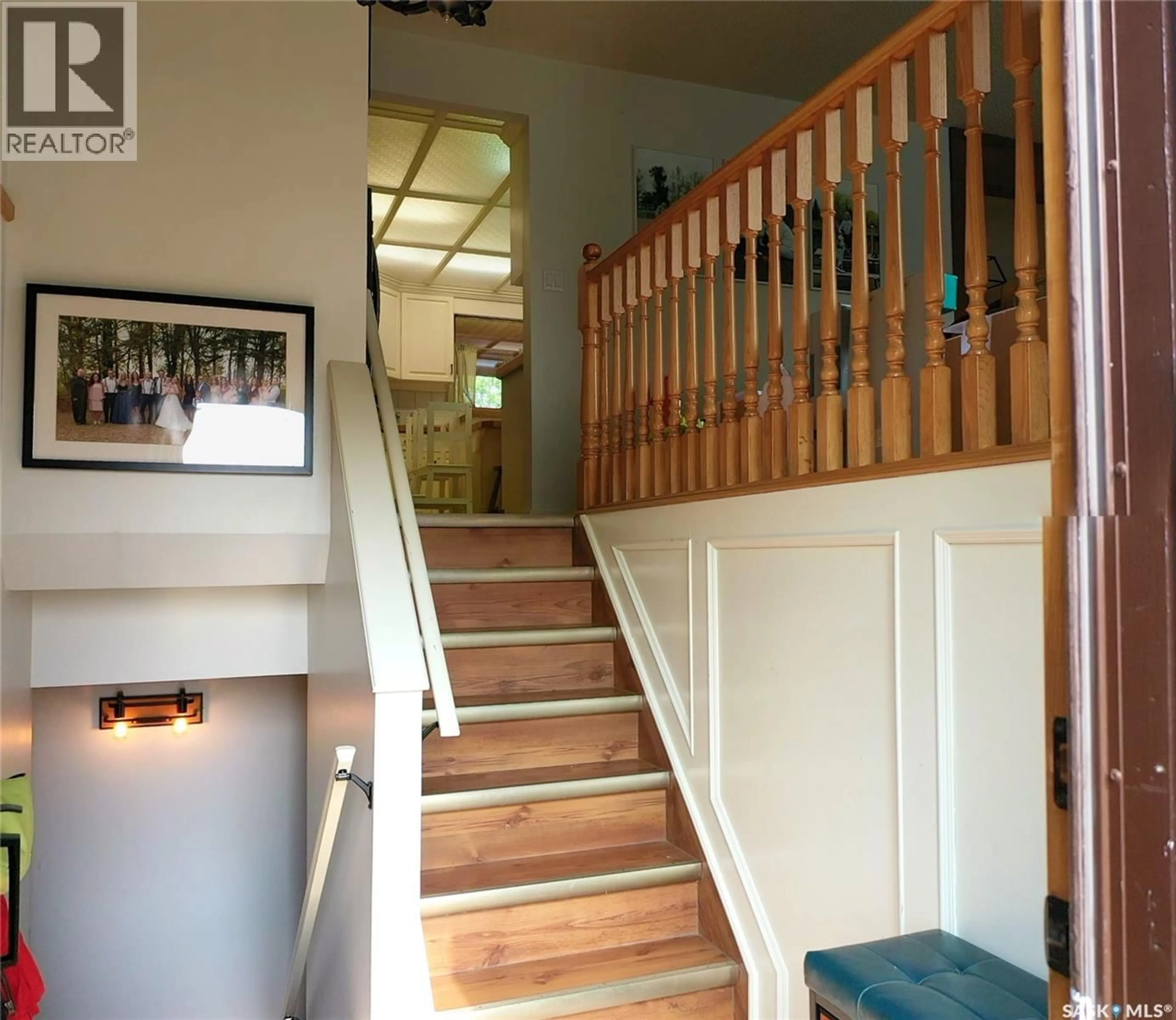 Indoor foyer for 12 REDFIELD BAY, Yorkton Saskatchewan S3N2P5