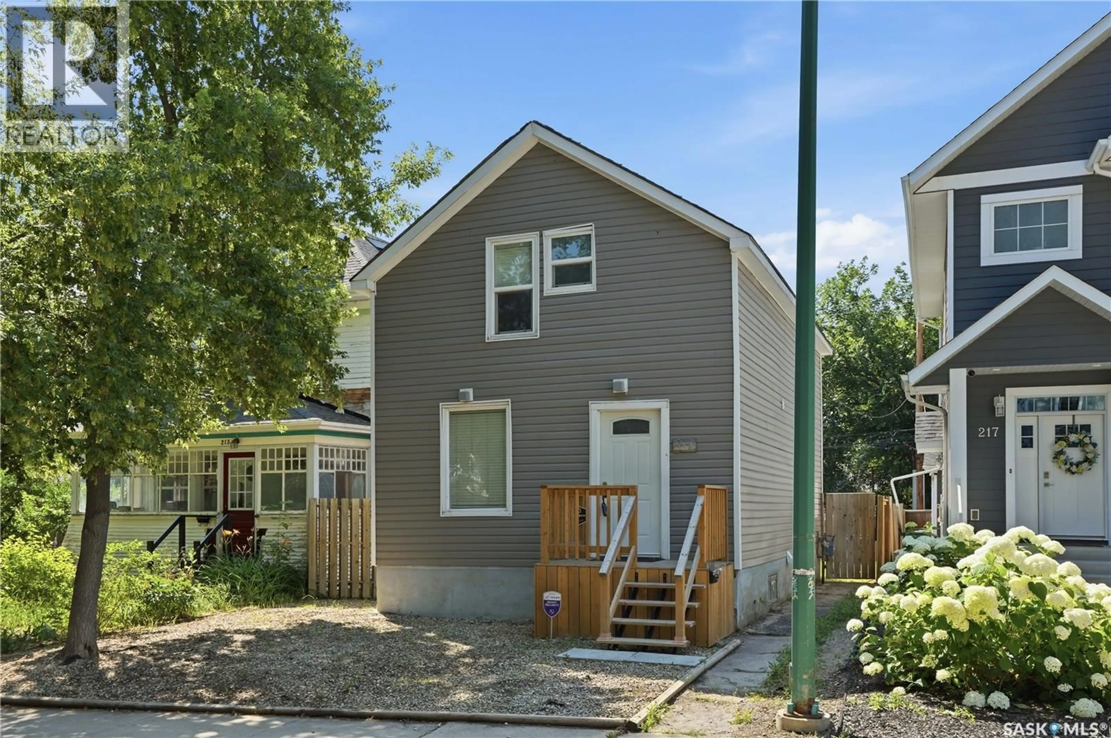 Home with vinyl exterior material, street for 215 26TH STREET, Saskatoon Saskatchewan S7L0C3