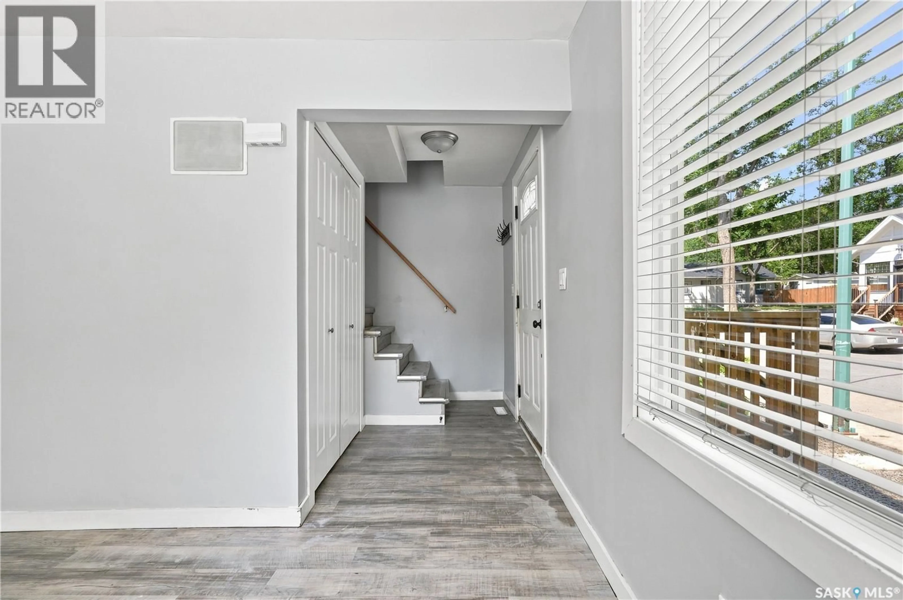 Indoor entryway for 215 26TH STREET, Saskatoon Saskatchewan S7L0C3