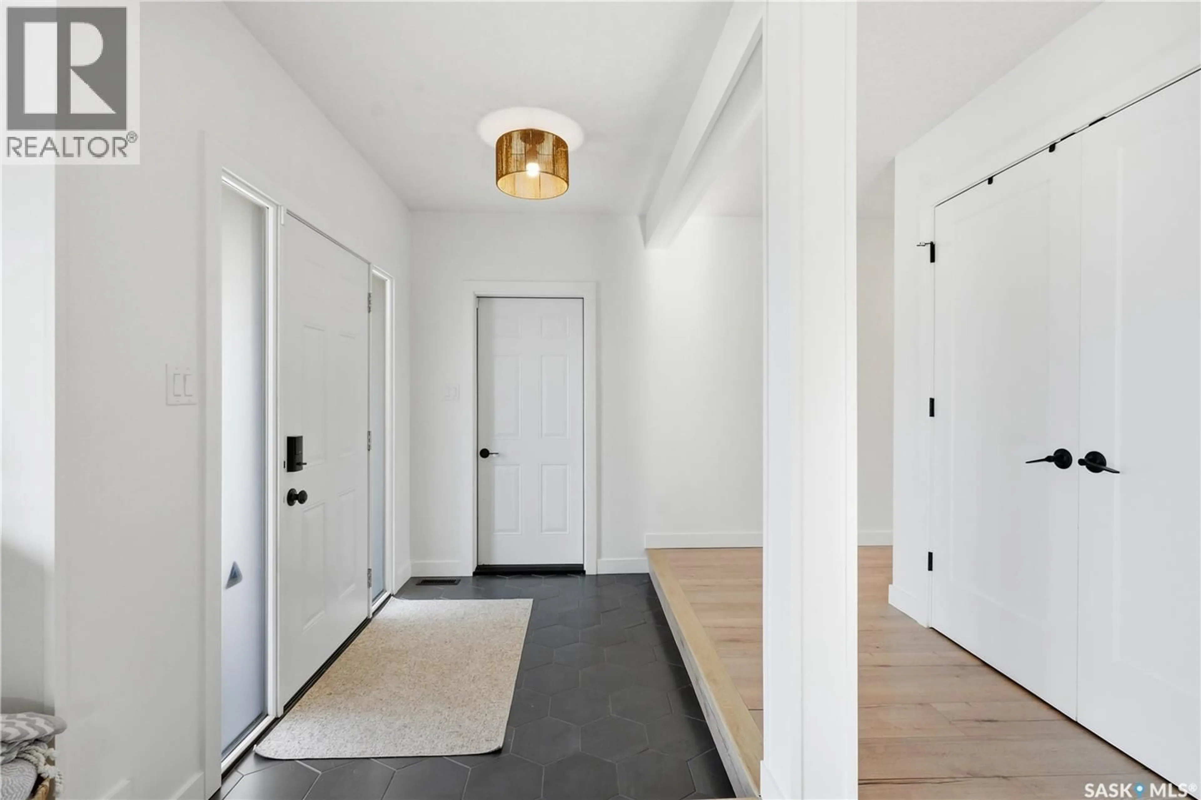Indoor entryway for 346 WAKAW CRESCENT, Saskatoon Saskatchewan S7J4E2