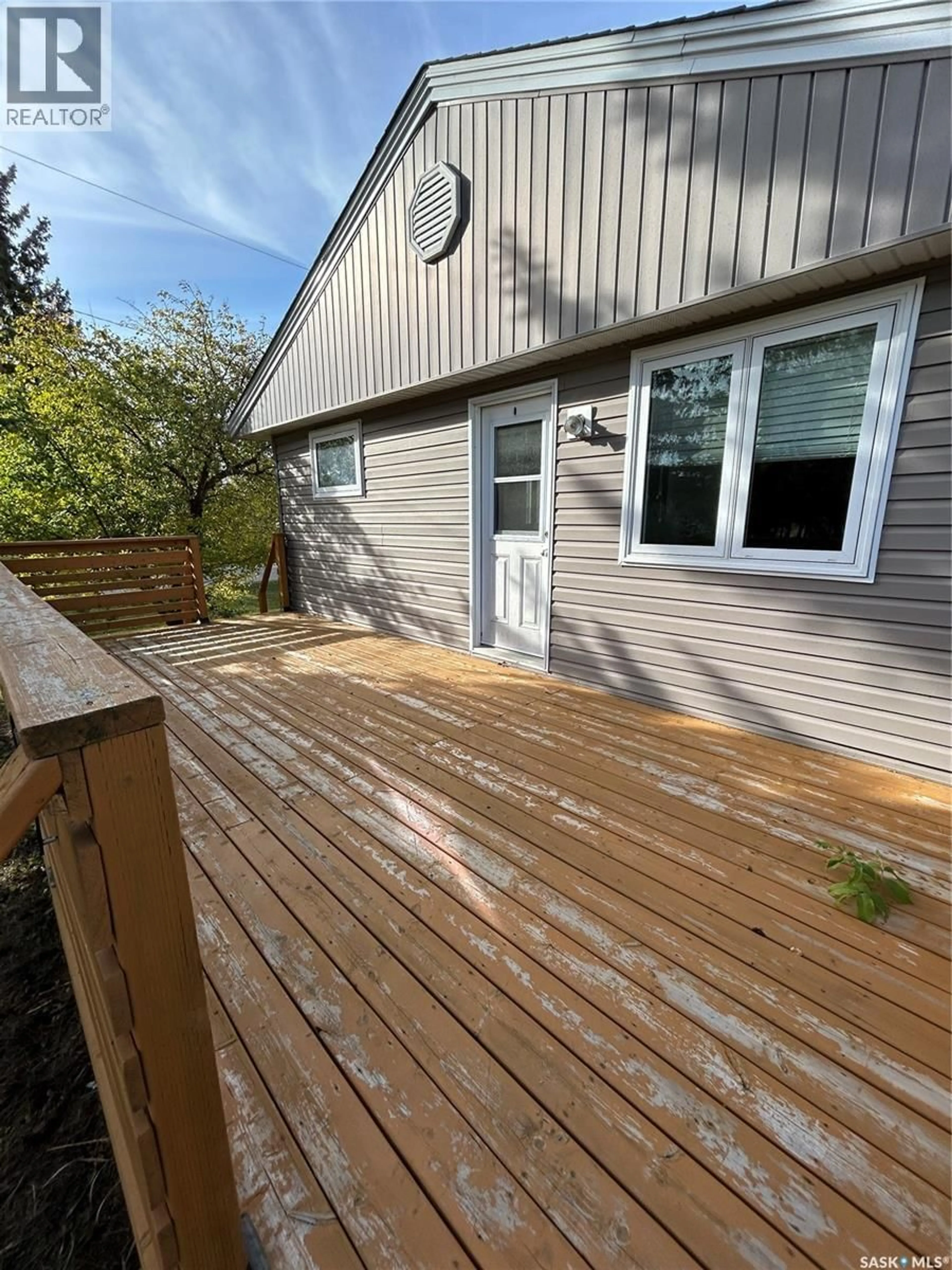 Home with vinyl exterior material, unknown for 401 2ND AVENUE, Rose Valley Saskatchewan S0E1M0